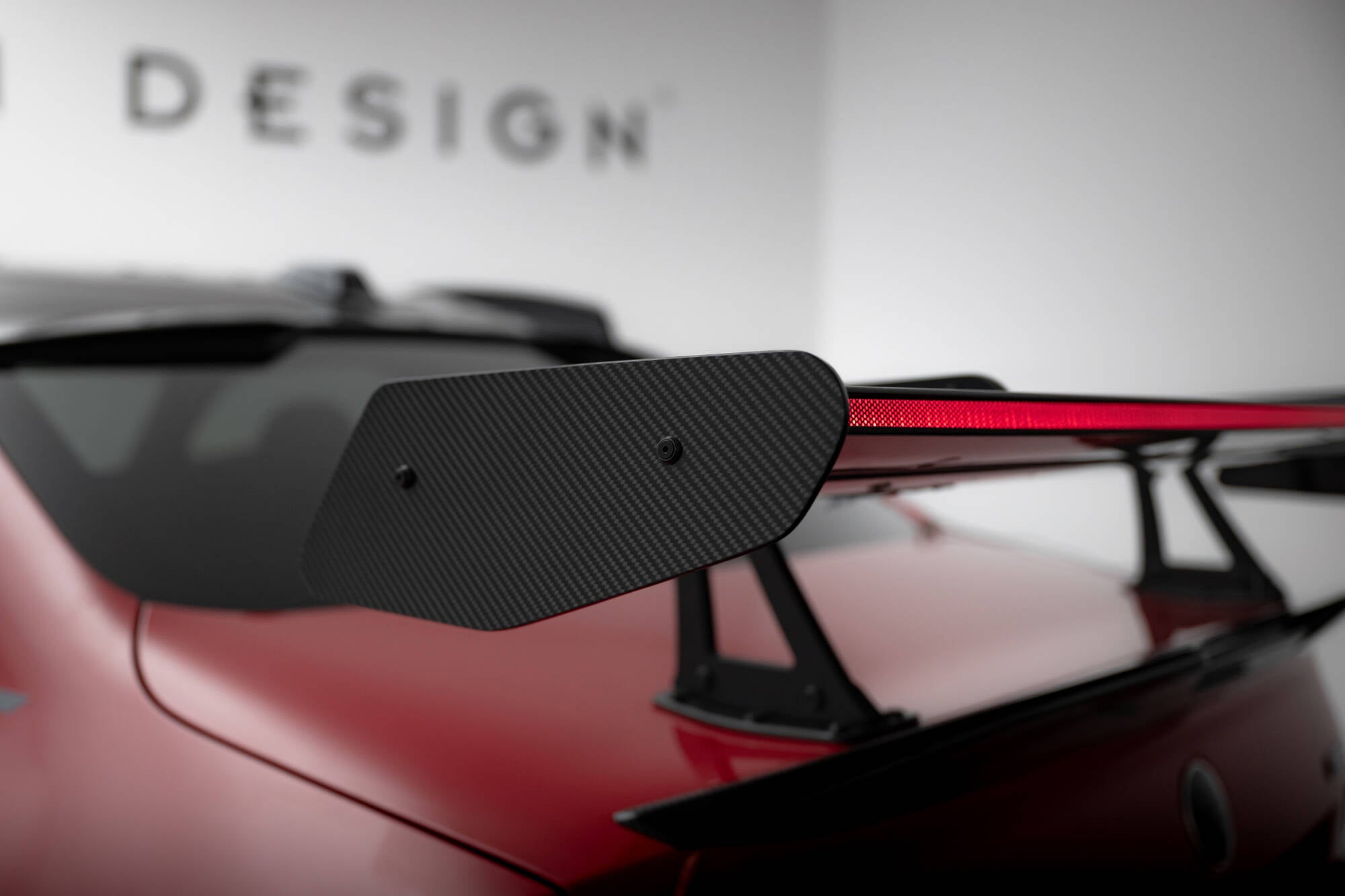 Carbon spoiler med øvre svanemontering + LED BMW M2 G87