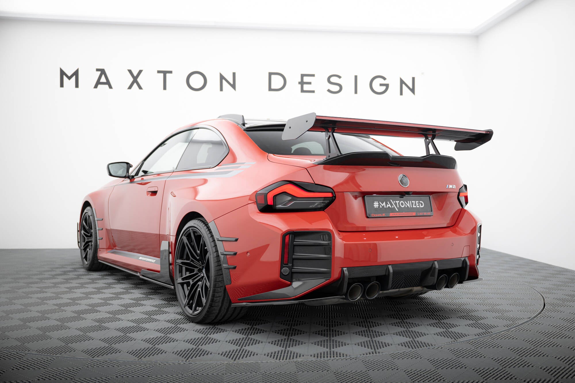 Carbon spoiler med øvre svanemontering + LED BMW M2 G87
