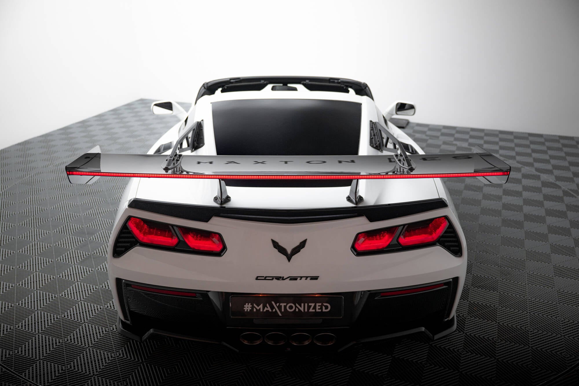 Hiilpoileri, jossa on ylempi joutsenkiinnitys + LED Chevrolet Corvette Stingray / Grand Sport C7