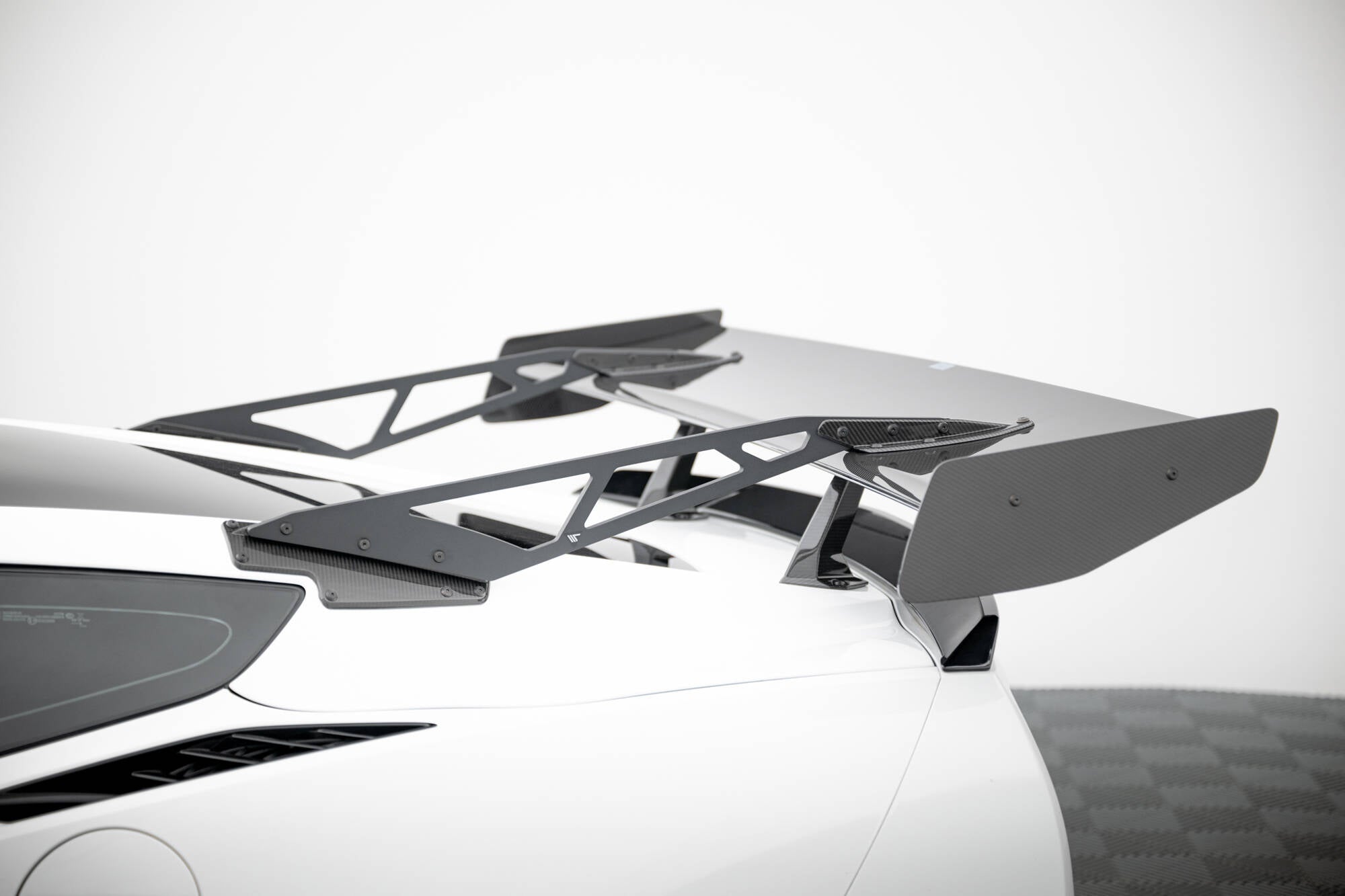 Hiilpoileri, jossa on ylempi joutsenkiinnitys + LED Chevrolet Corvette Stingray / Grand Sport C7