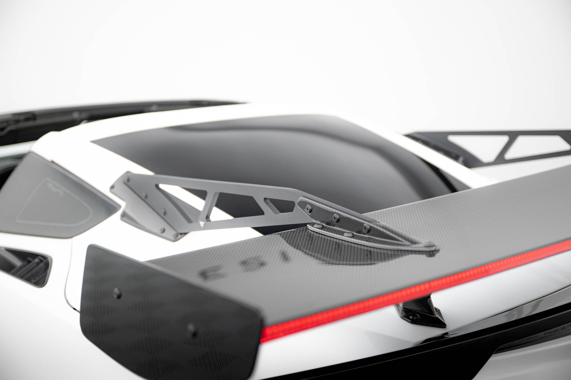 Hiilpoileri, jossa on ylempi joutsenkiinnitys + LED Chevrolet Corvette Stingray / Grand Sport C7