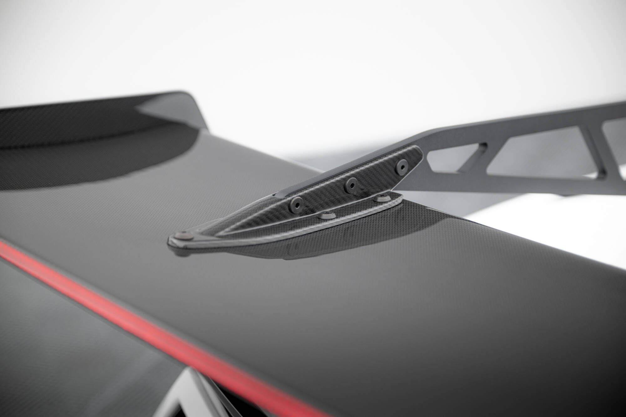 Hiilpoileri, jossa on ylempi joutsenkiinnitys + LED Chevrolet Corvette Stingray / Grand Sport C7