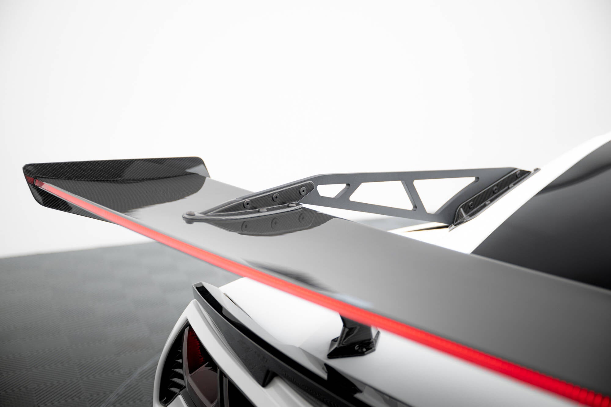 Hiilpoileri, jossa on ylempi joutsenkiinnitys + LED Chevrolet Corvette Stingray / Grand Sport C7