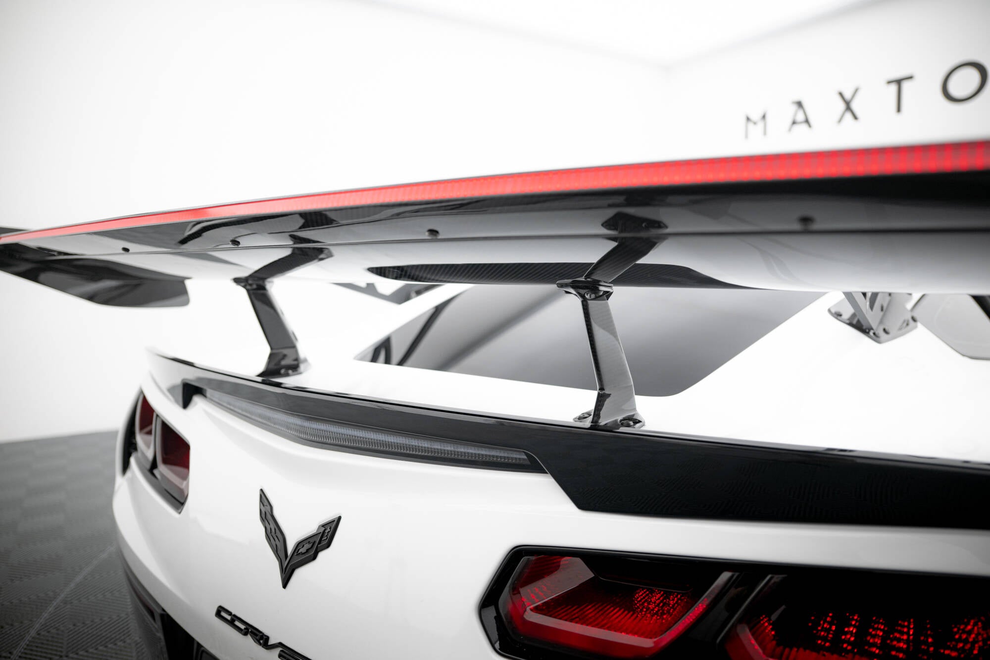 Hiilpoileri, jossa on ylempi joutsenkiinnitys + LED Chevrolet Corvette Stingray / Grand Sport C7