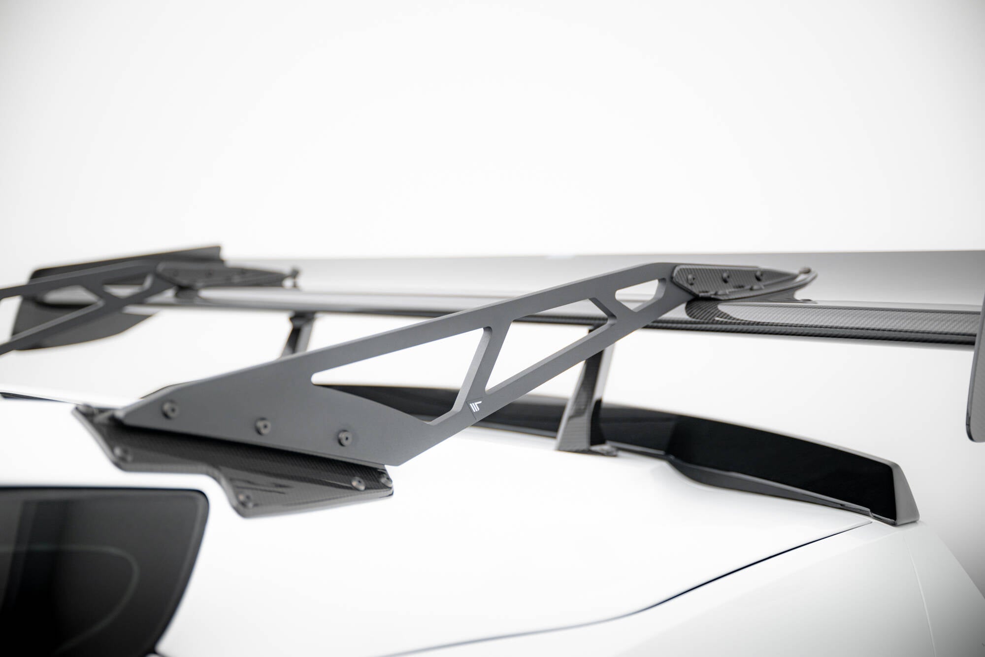 Hiilpoileri, jossa on ylempi joutsenkiinnitys + LED Chevrolet Corvette Stingray / Grand Sport C7