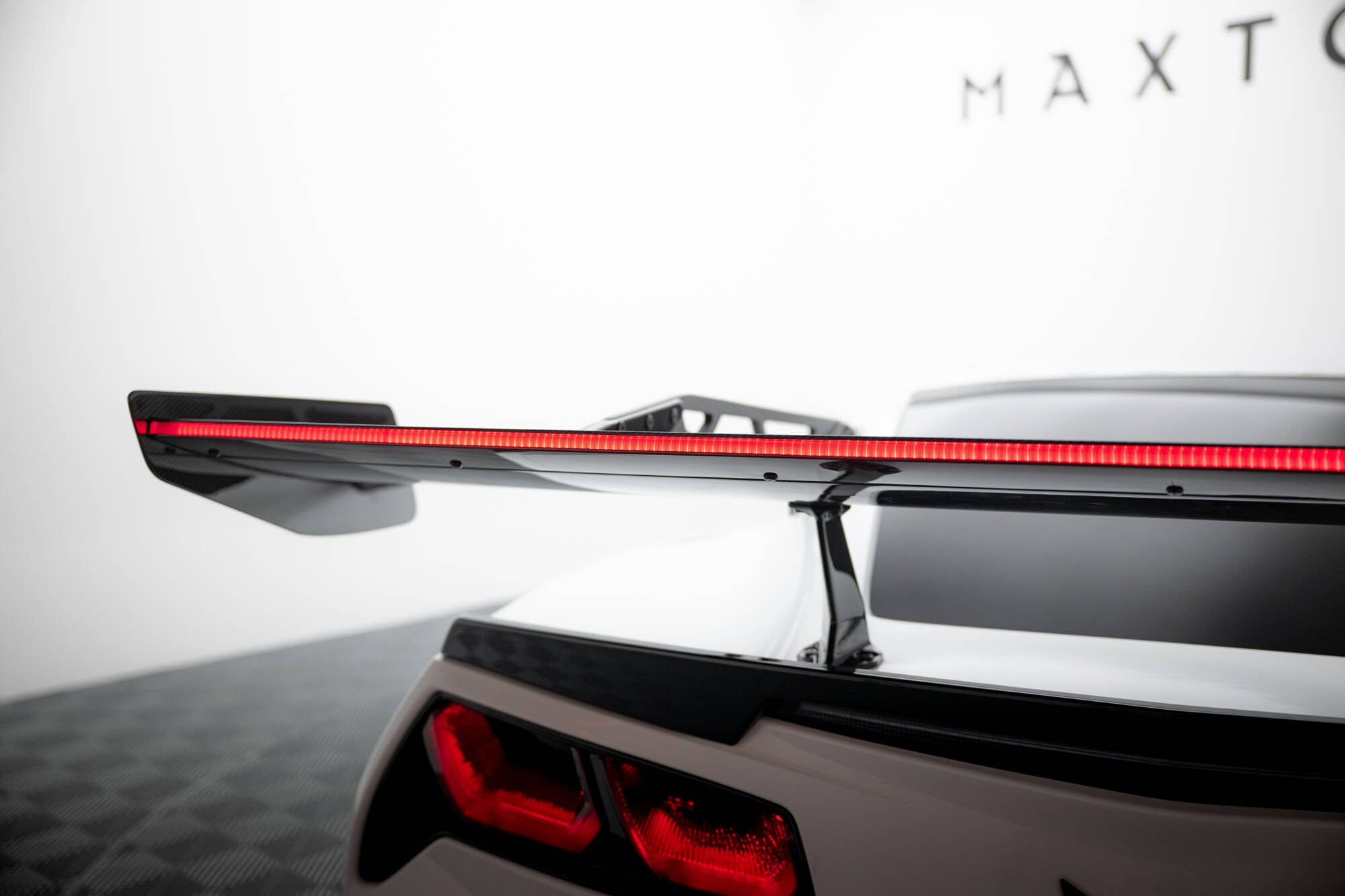 Hiilpoileri, jossa on ylempi joutsenkiinnitys + LED Chevrolet Corvette Stingray / Grand Sport C7
