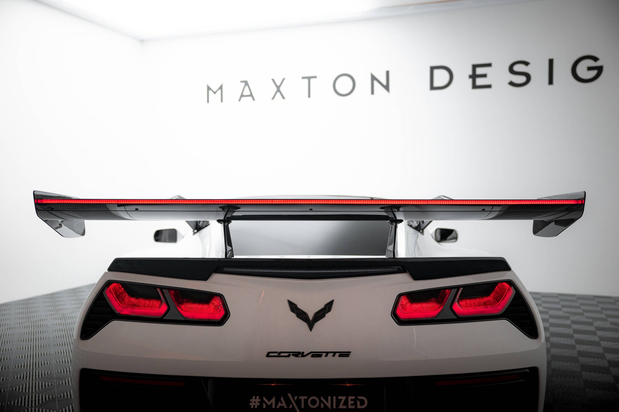 Hiilpoileri, jossa on ylempi joutsenkiinnitys + LED Chevrolet Corvette Stingray / Grand Sport C7