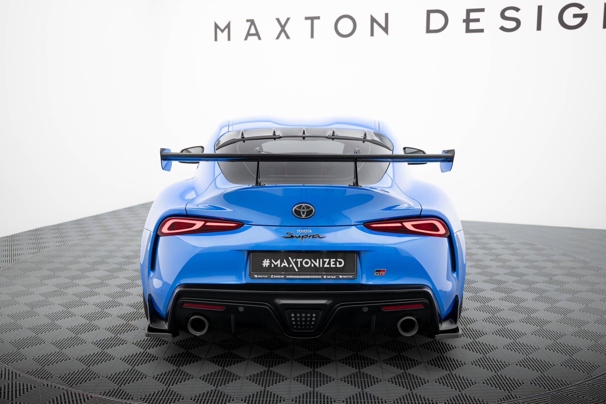 Hiilipoileri, jossa on ylempi joutsenen kiinnitys Toyota supra mk5