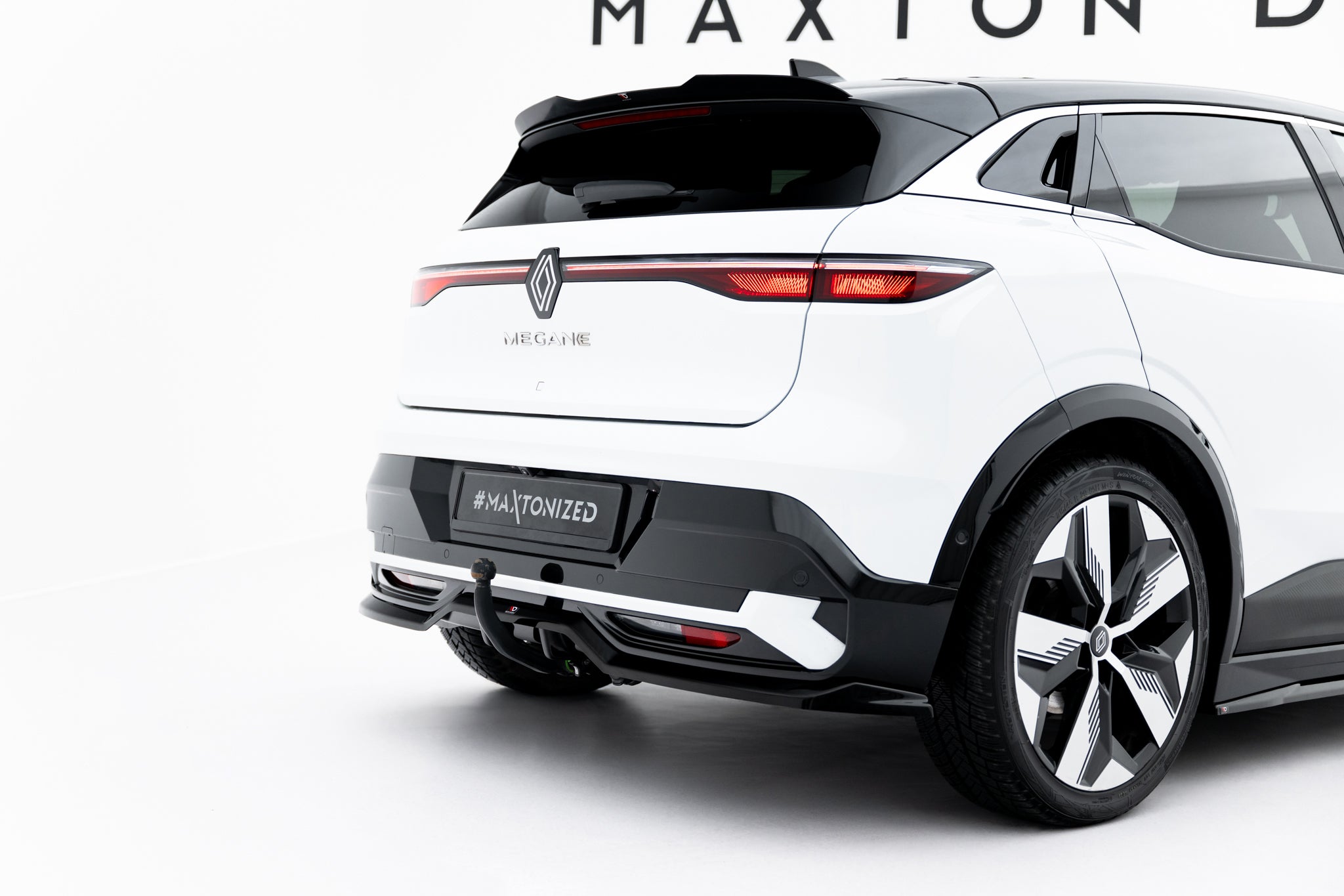 Central rear splitter (with vertical bars) renault megane e-tech electric mk1