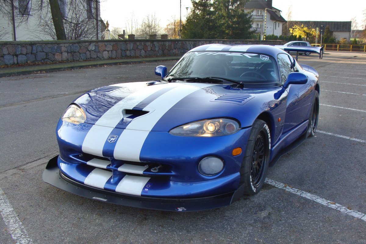 Etukilpailun jakaja Dodge Viper GTS
