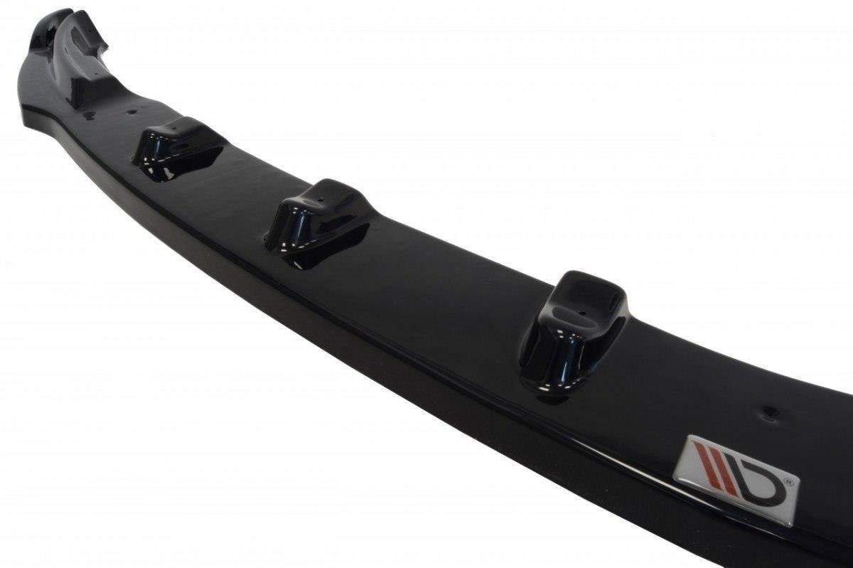 Etuosa halkaisee Opel GT: tä