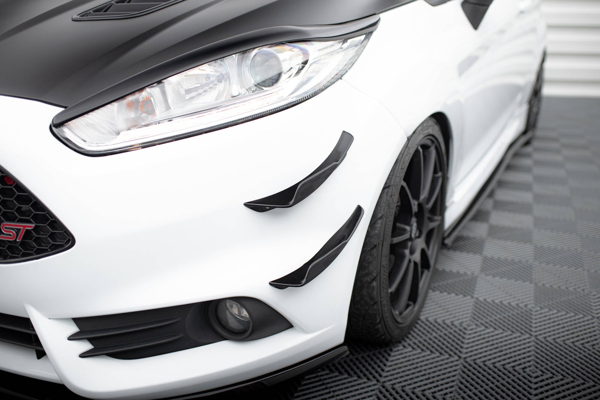 Etupuskurin siivet (Canards) Ford Fiesta 7 kpl kasvojenkorotukset