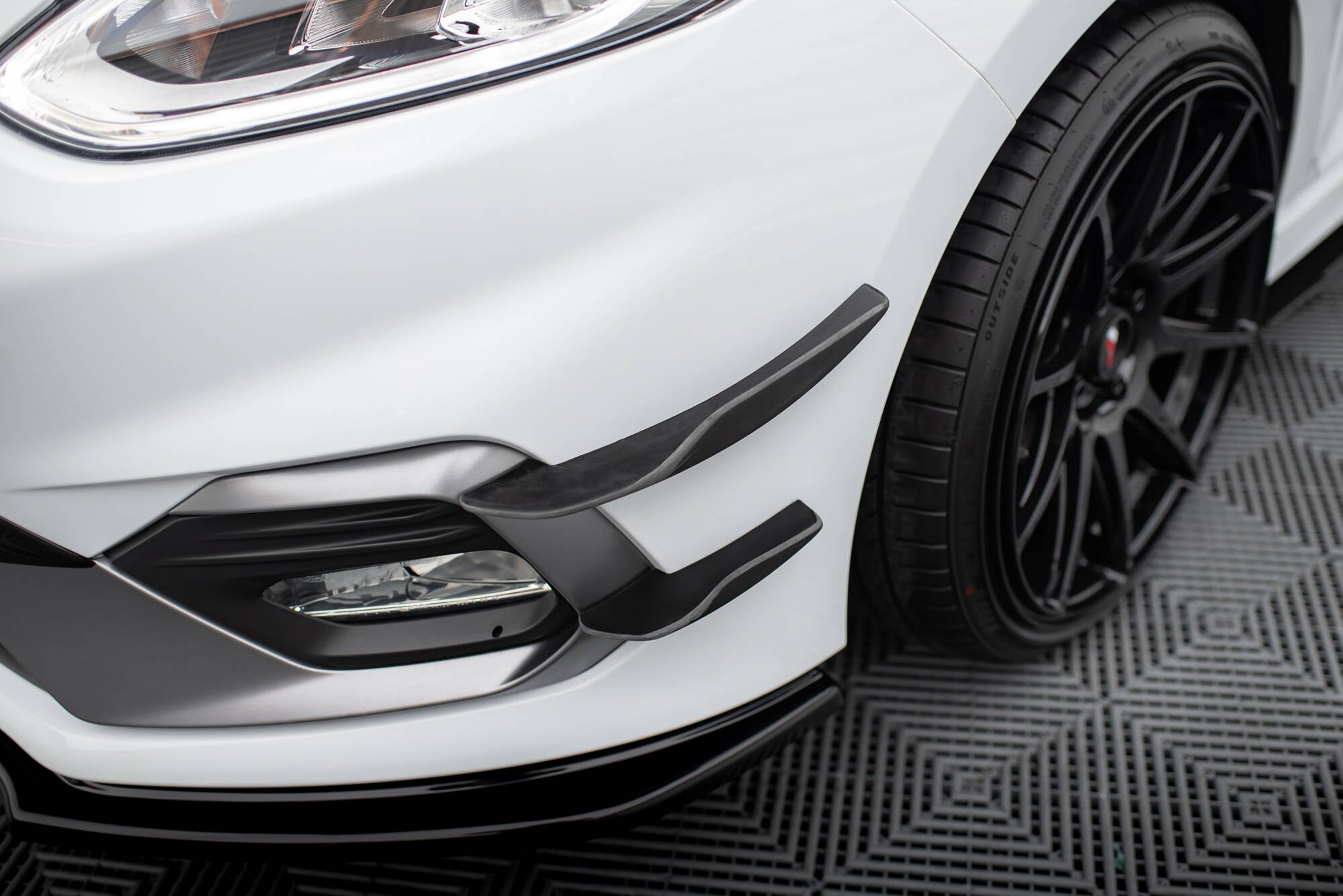 Forreste kofangervinger (canards) v.2 Ford Fiesta MK8 ST / ST-line
