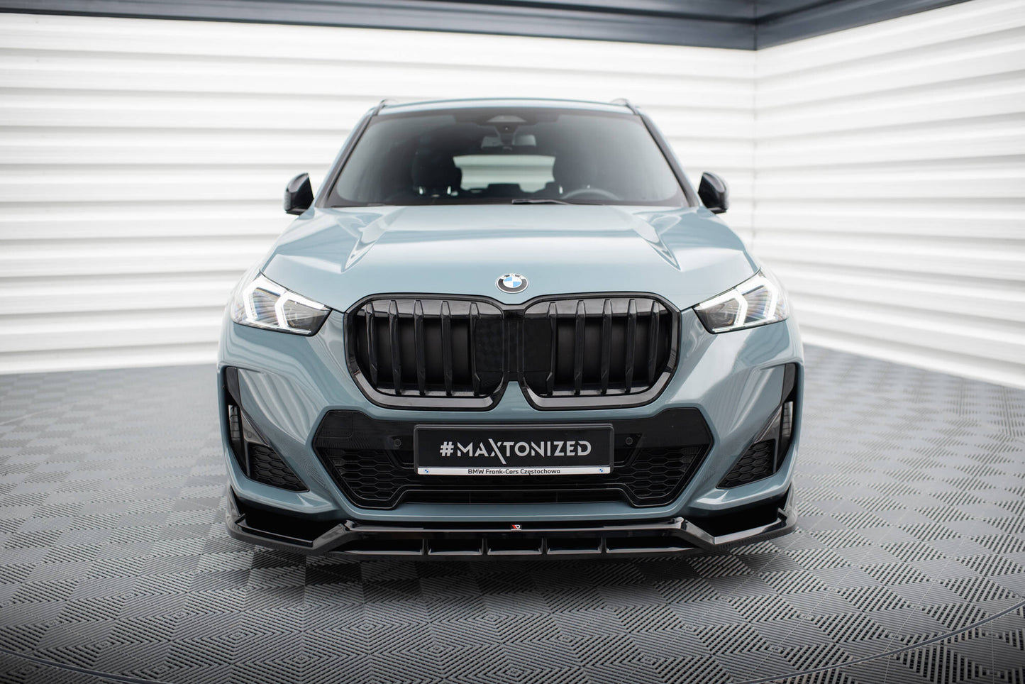 Etuosa jakautuu BMW X1 M-PACK U11