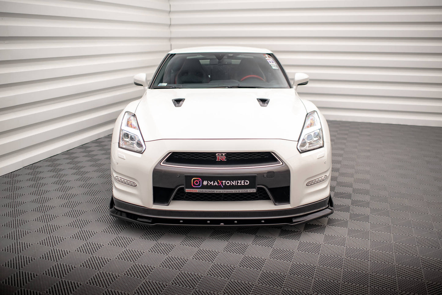 Etuosaston + läpät Nissan GTR R35 kasvojenkorotus