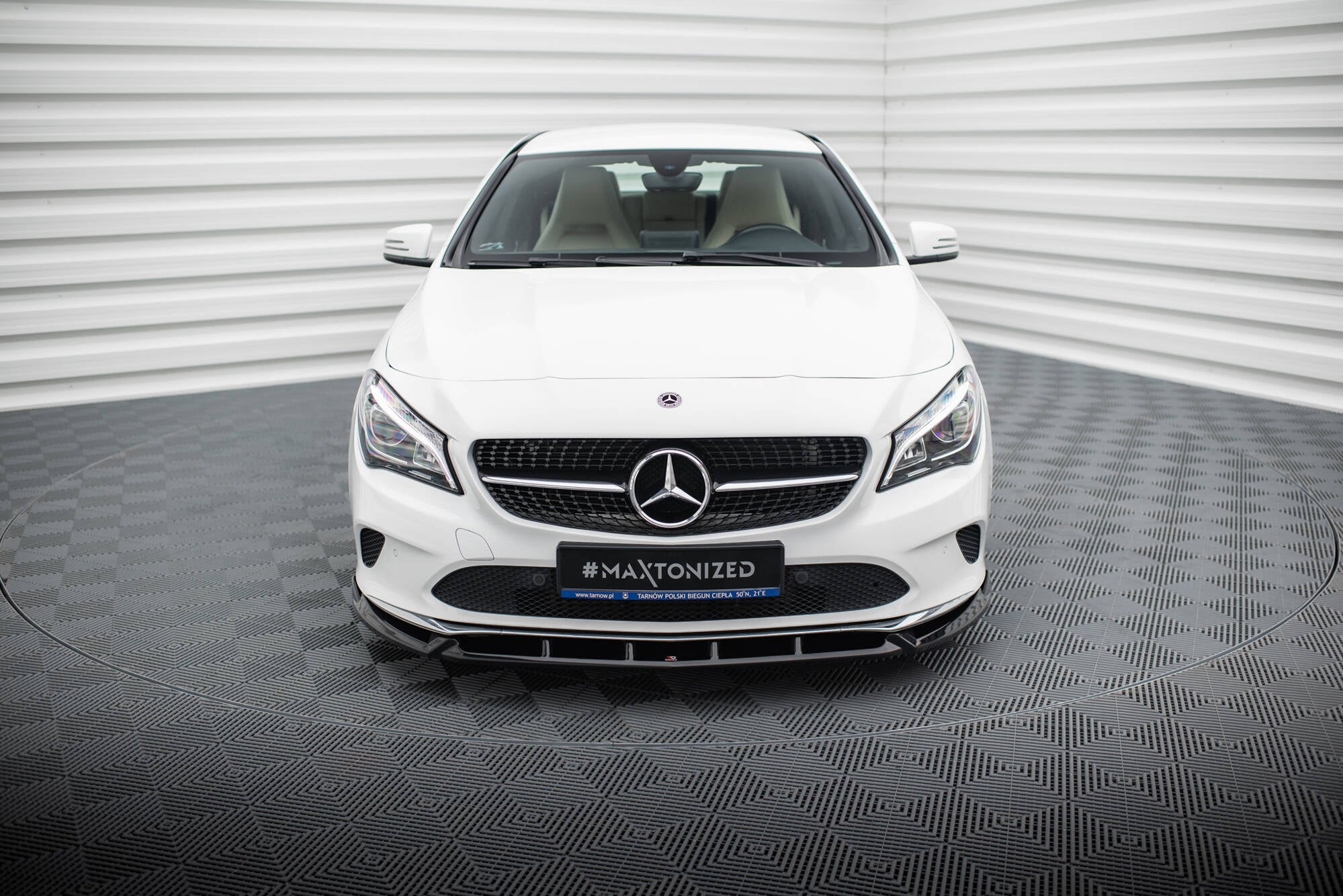 Etujakaja Mercedes-Benz CLA C117 kasvojenkorotus