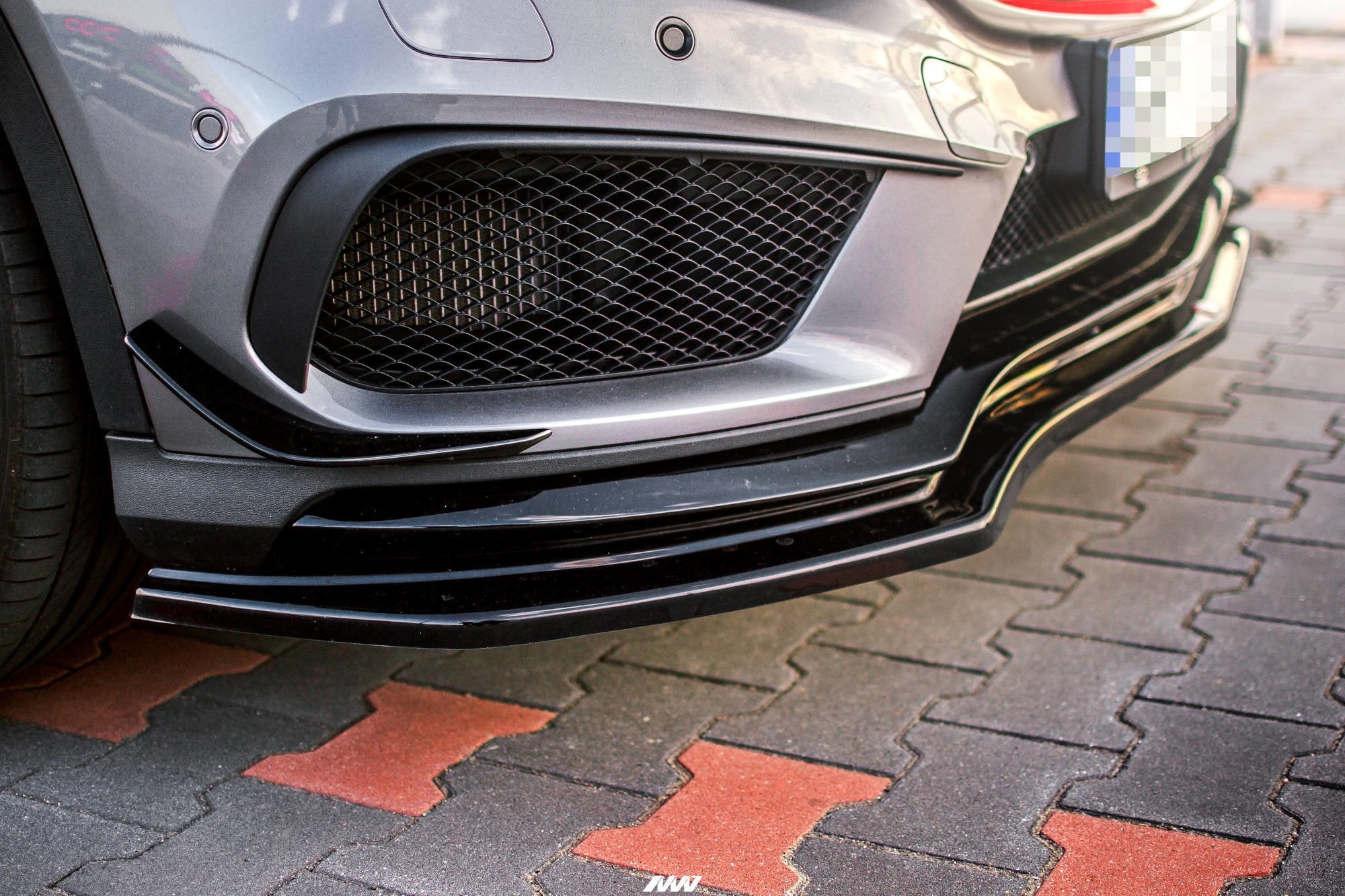Front Splits Mercedes-Benz GLA 45 AMG