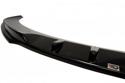 Etuosa halkaisee Mercedes Sprinter Mk2