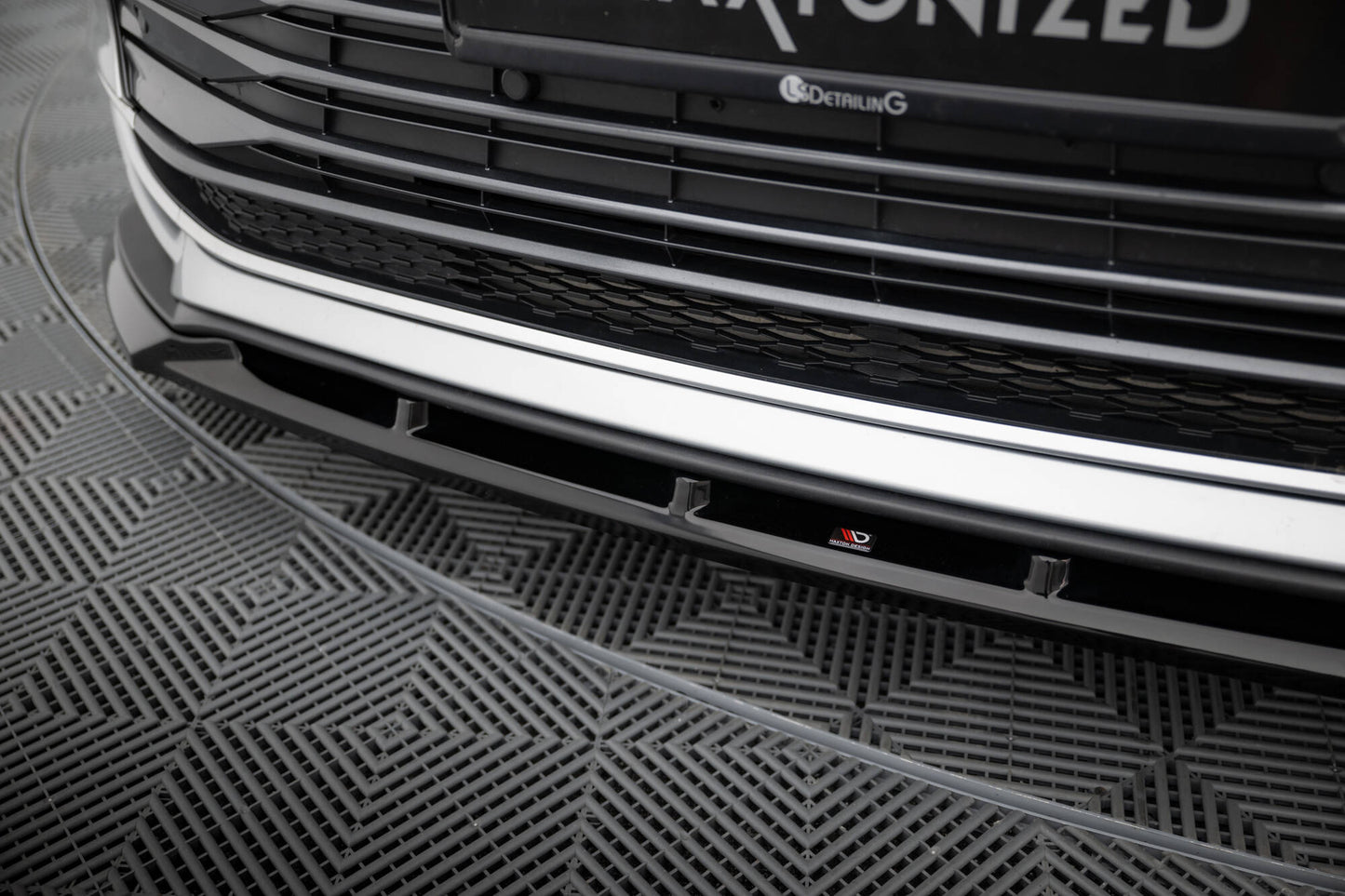 Etujakaja Toyota Sienna Mk4