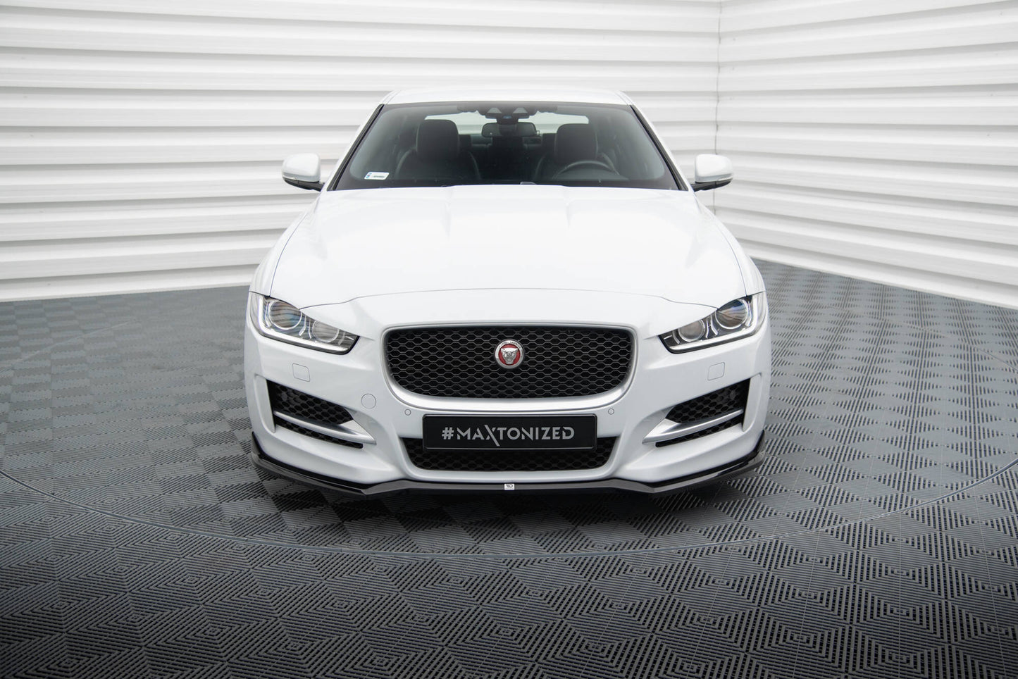Front Splits v.1 Jaguar XE R-Sports X760