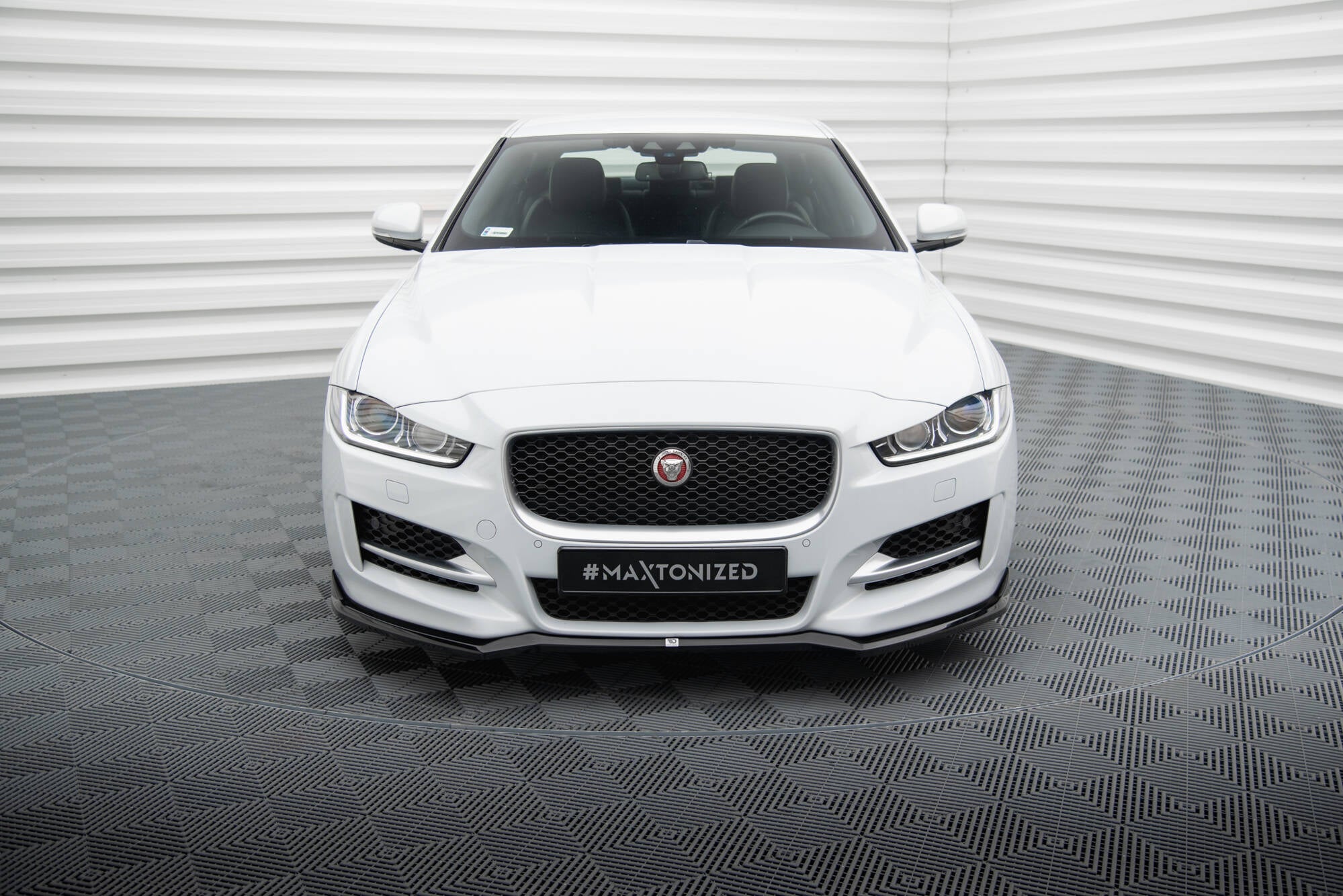 Front Splits v.1 Jaguar XE R-Sports X760