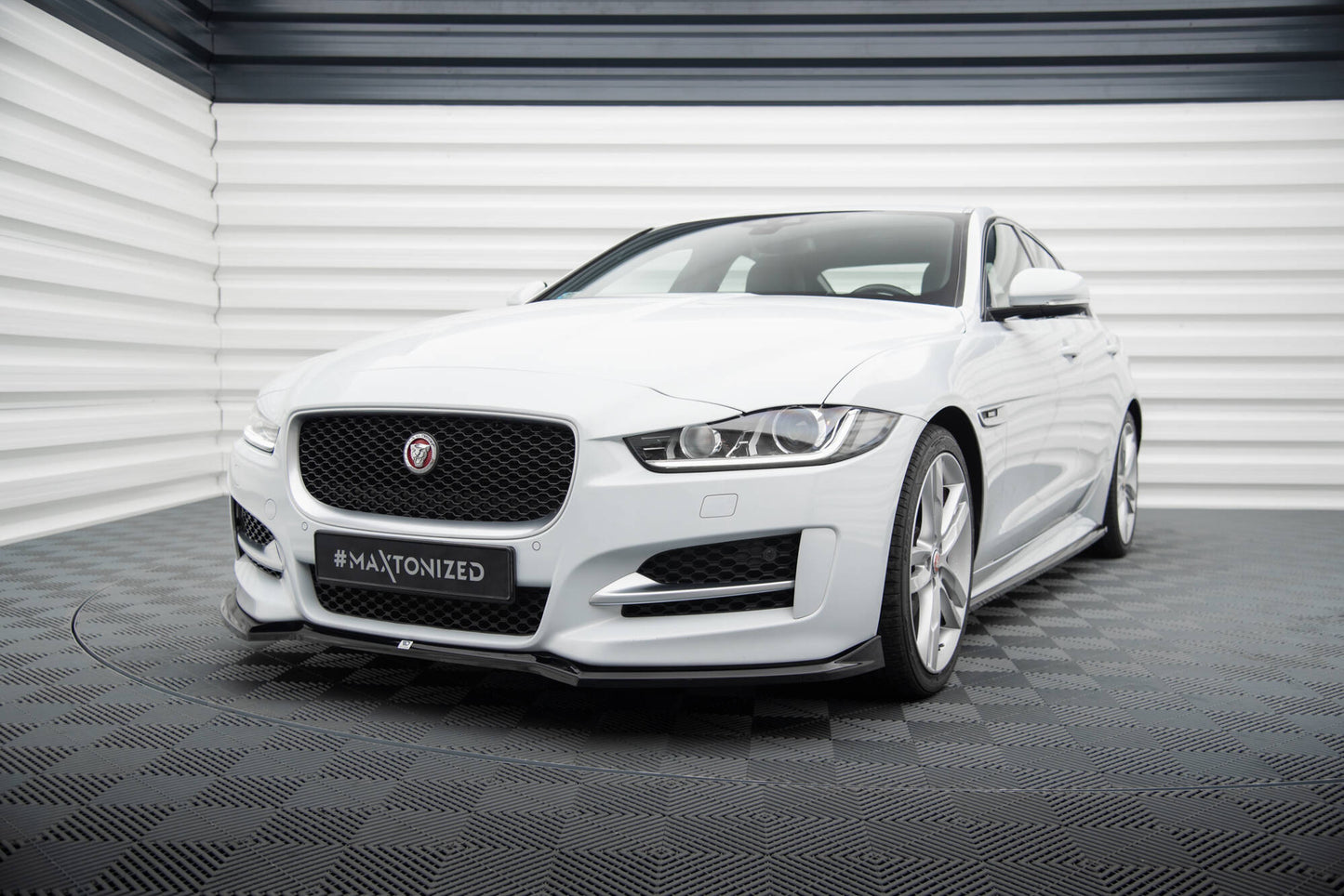 Front Splits v.1 Jaguar XE R-Sports X760