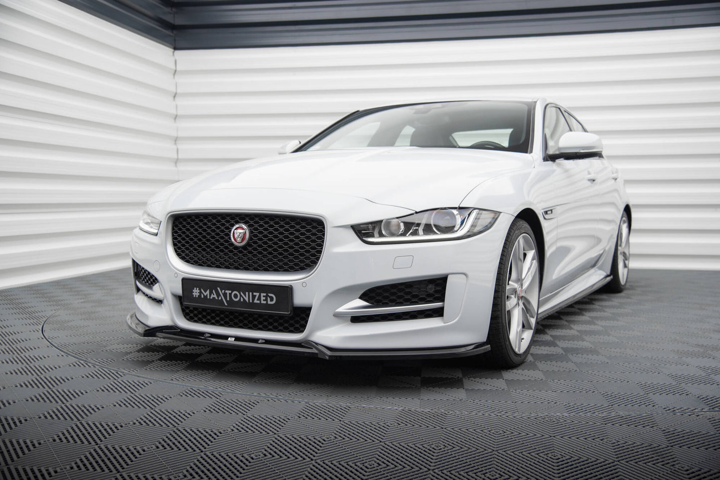 Front Splits v.2 Jaguar XE R-Sports X760