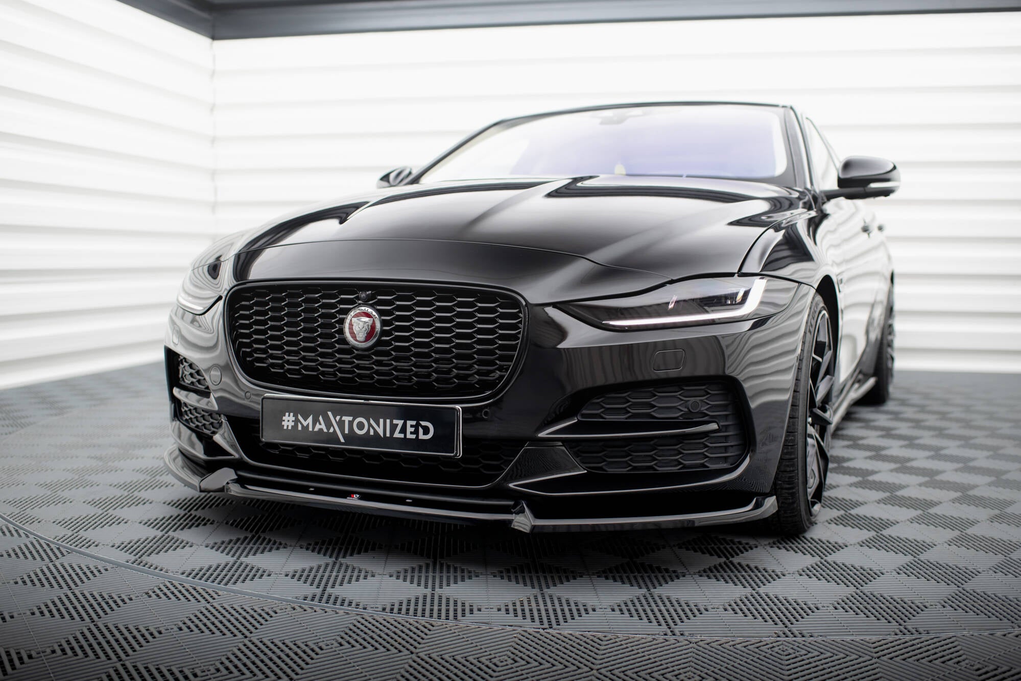 Front splitter v.2 jaguar xe x760 facelift