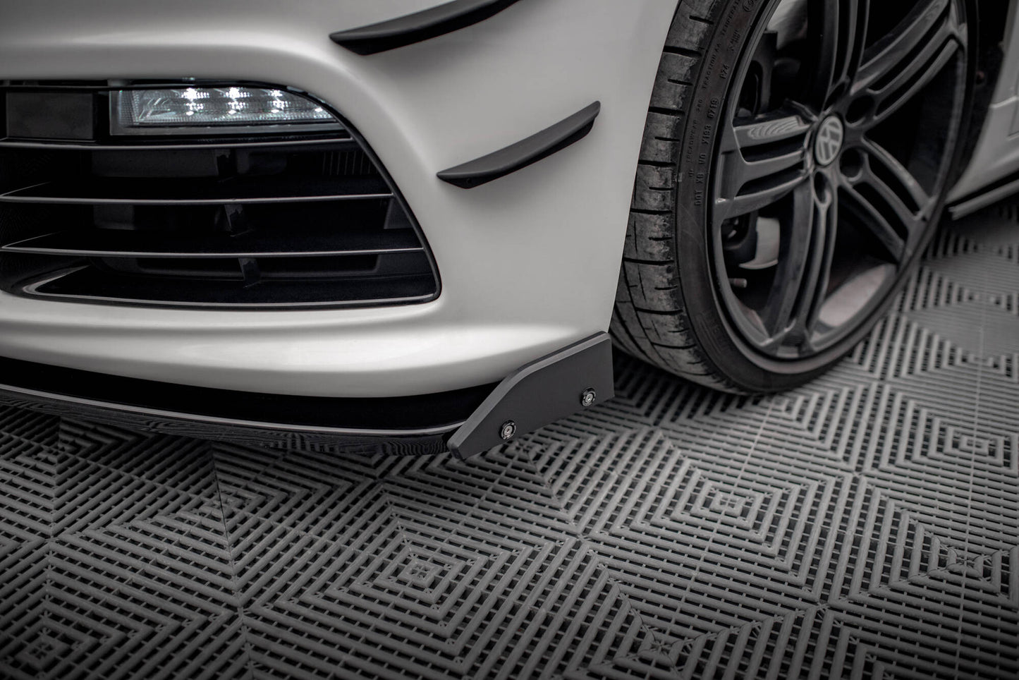 Etuosa jakautuu V.3 + Flaps Volkswagen Scirocco R MK3