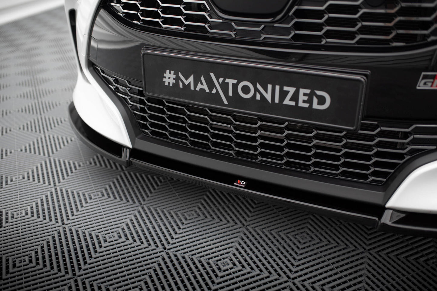 Front Splits v.3 Toyota Yaris mk4