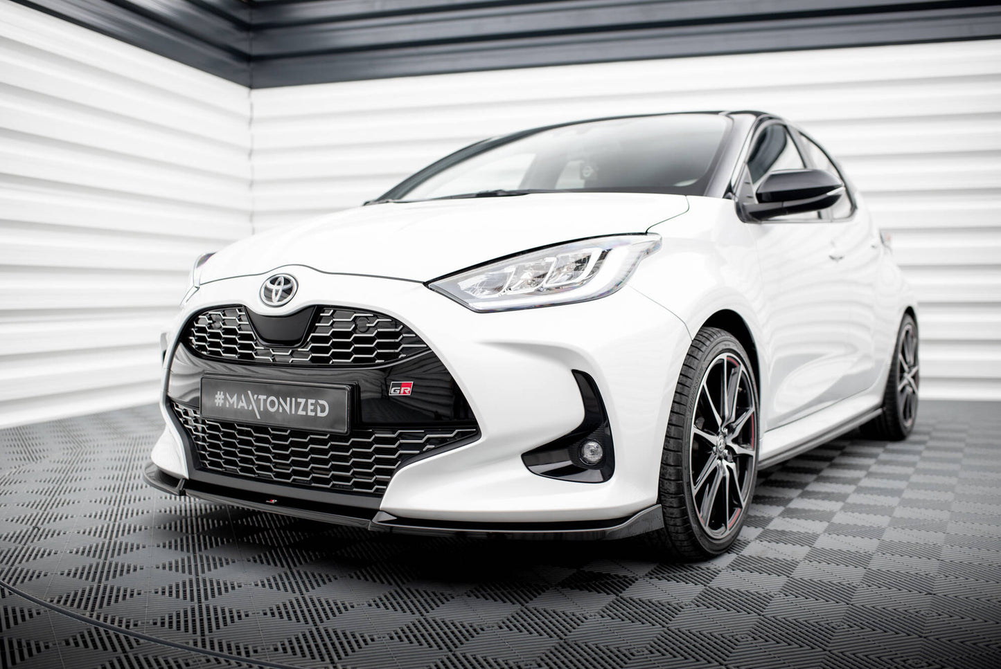 Front Splits v.3 Toyota Yaris mk4