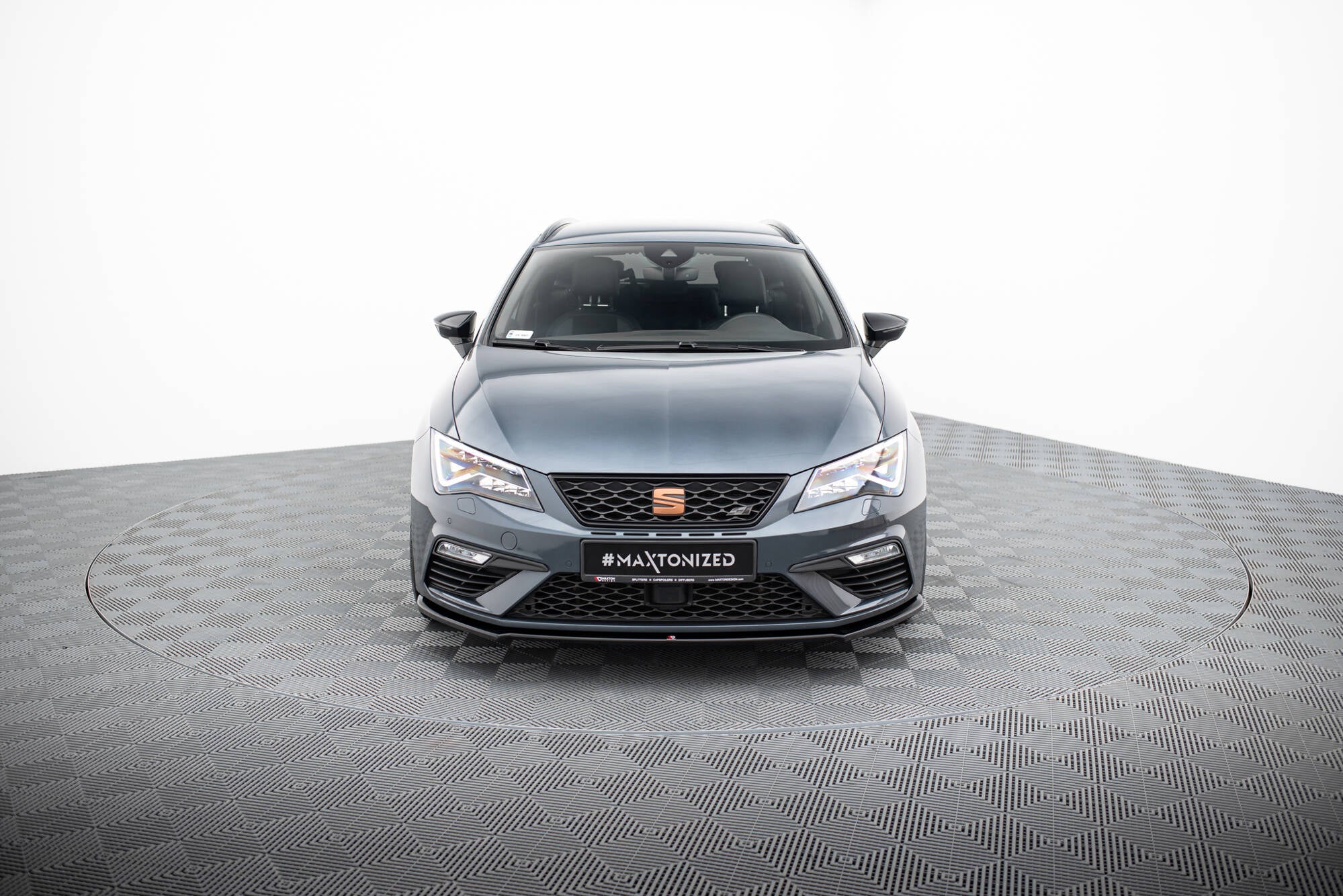 Etuosa jakautuu V.4 istuin Leon cupra / fr mk3 fl
