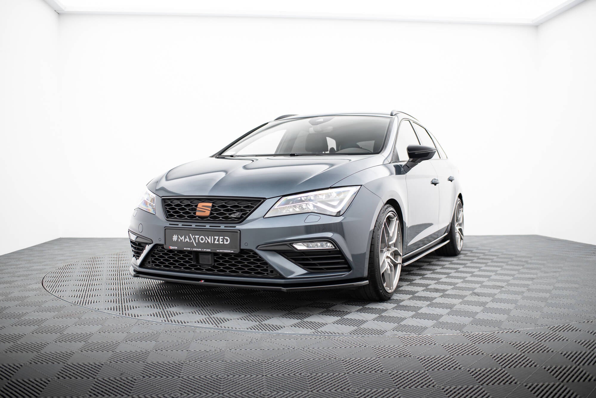 Etuosa jakautuu V.4 istuin Leon cupra / fr mk3 fl