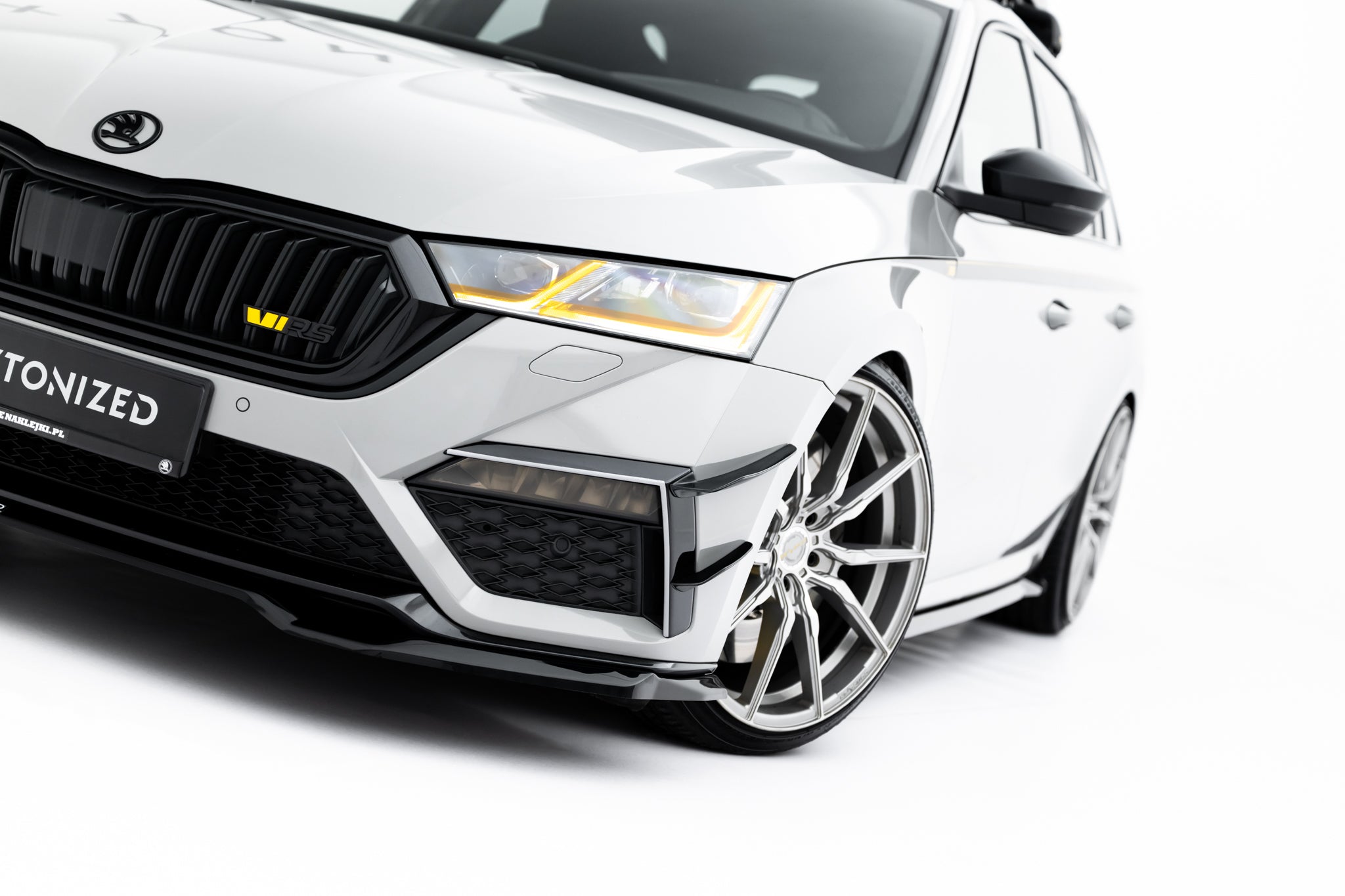Etujakaja v.4 skoda octavia rs mk4