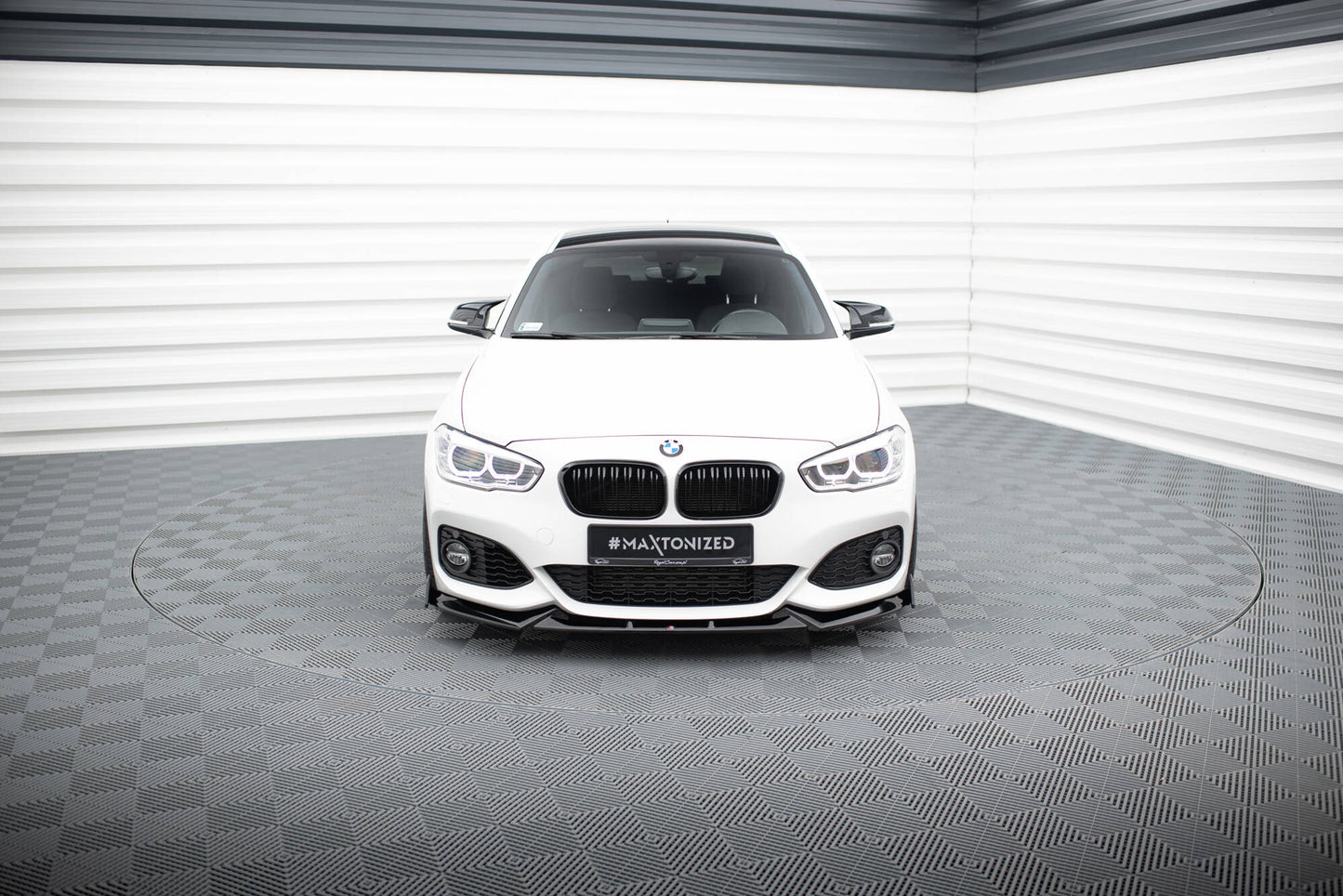Etuosa jakautuu V.5 + FLAMS BMW 1 M-PACK / M140I F20 Facelift