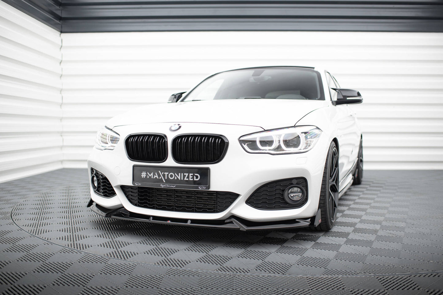 Etuosa jakautuu V.5 + FLAMS BMW 1 M-PACK / M140I F20 Facelift