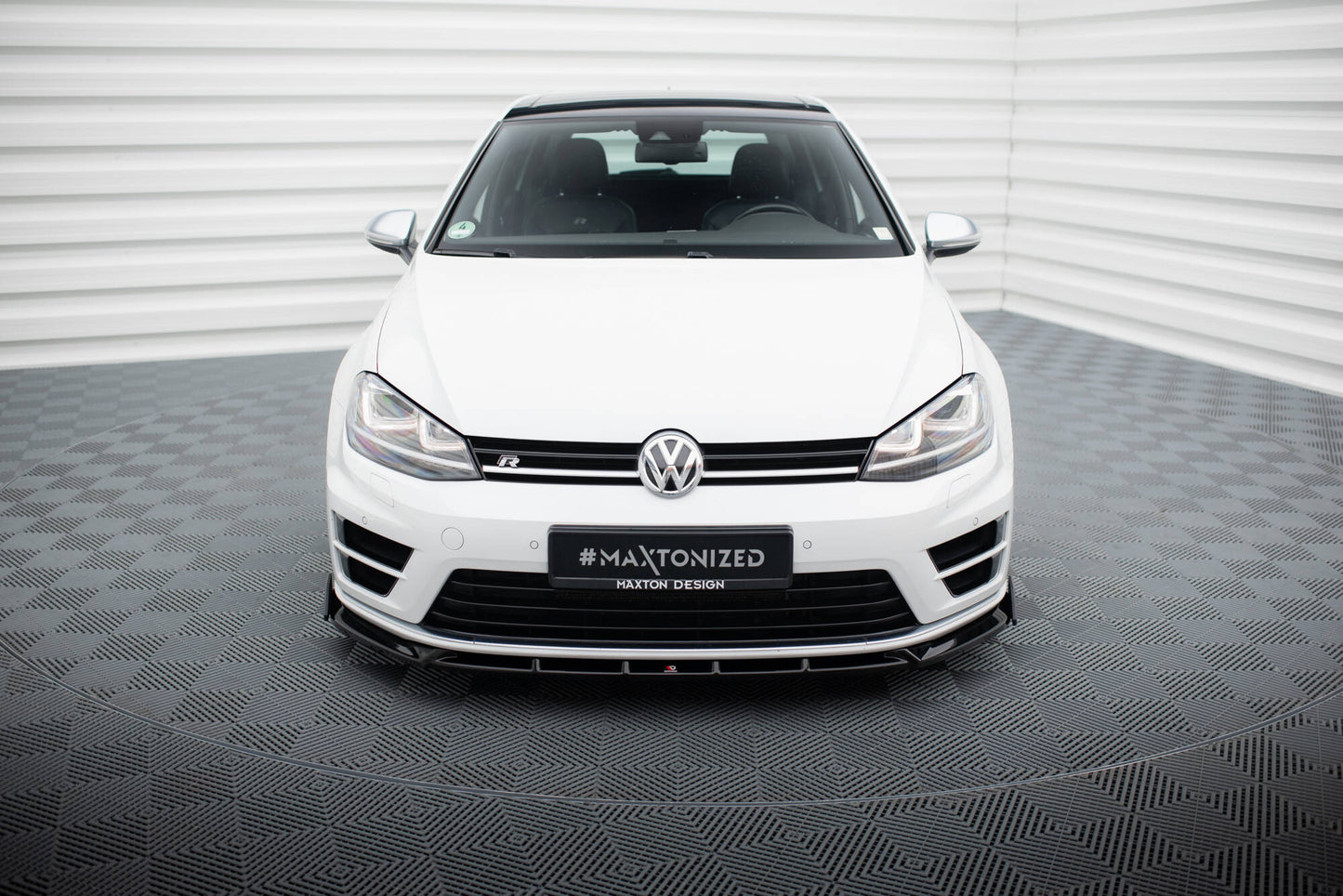 Etuosa jakautuu V.5 + Flaps Volkswagen Golf R / R-Line MK7