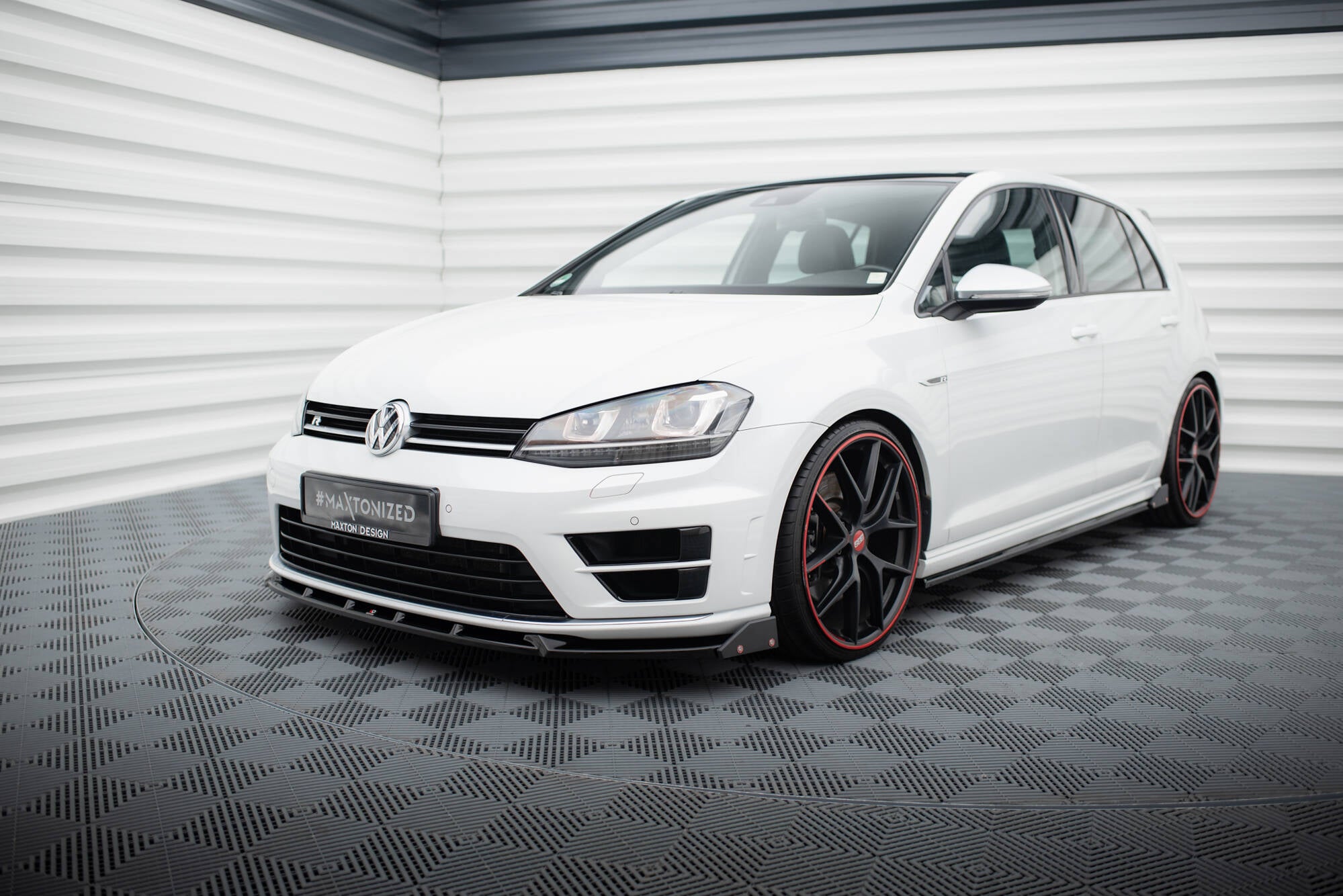 Etuosa jakautuu V.5 + Flaps Volkswagen Golf R / R-Line MK7