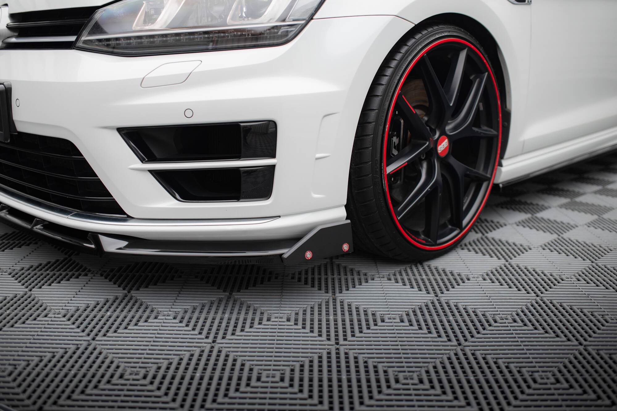 Etuosa jakautuu V.5 + Flaps Volkswagen Golf R / R-Line MK7