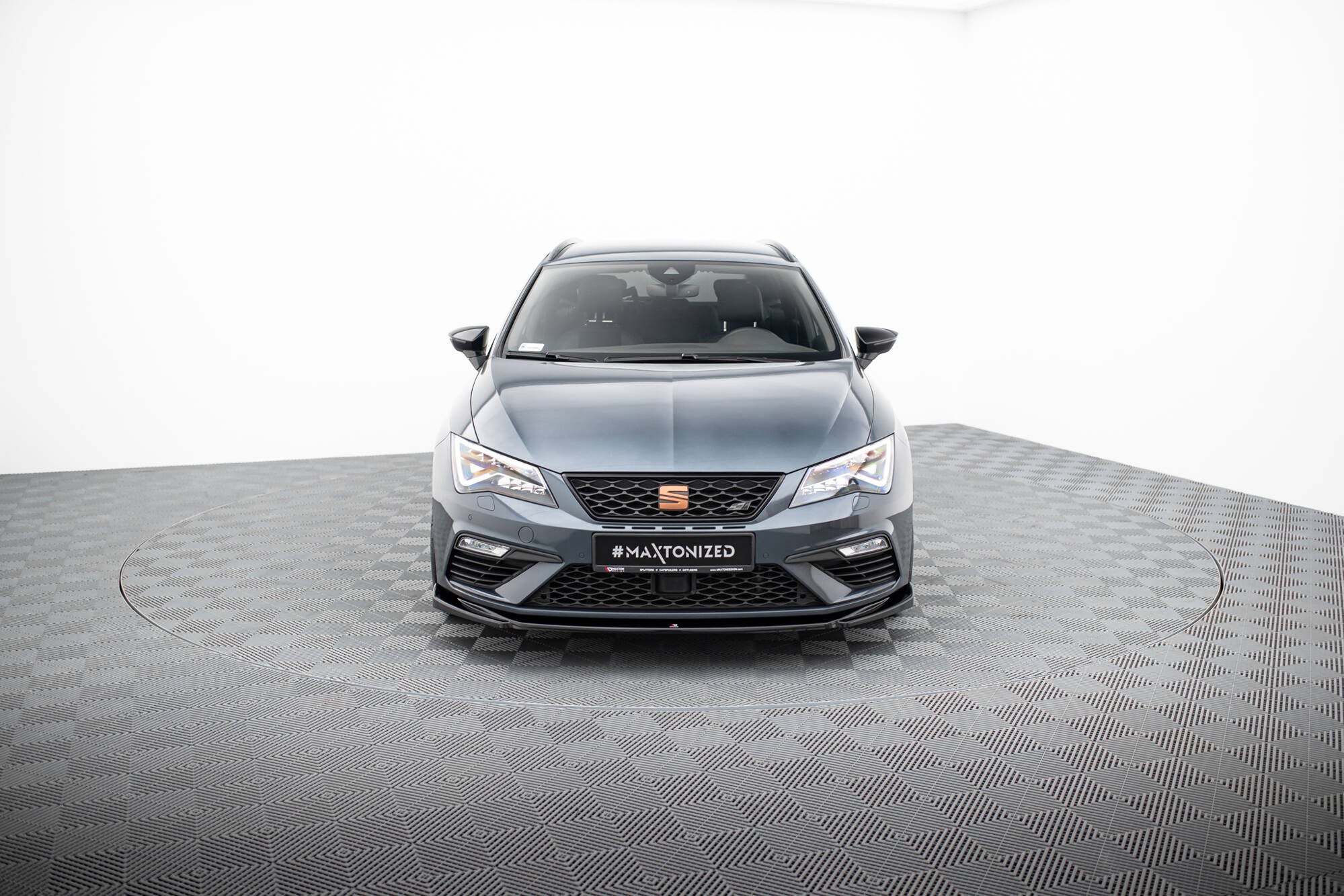 Etuosa jakautuu v.5 istuin Leon Cupra / Fr Mk3 Fl
