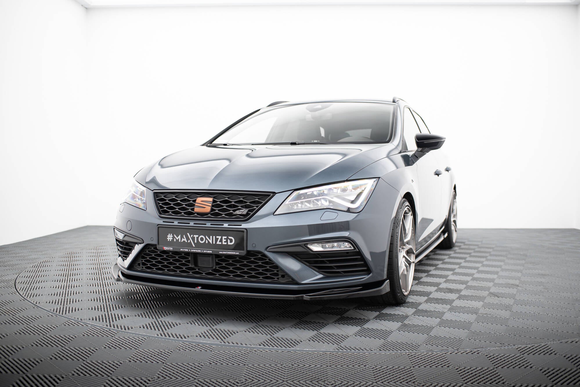 Etuosa jakautuu v.5 istuin Leon Cupra / Fr Mk3 Fl