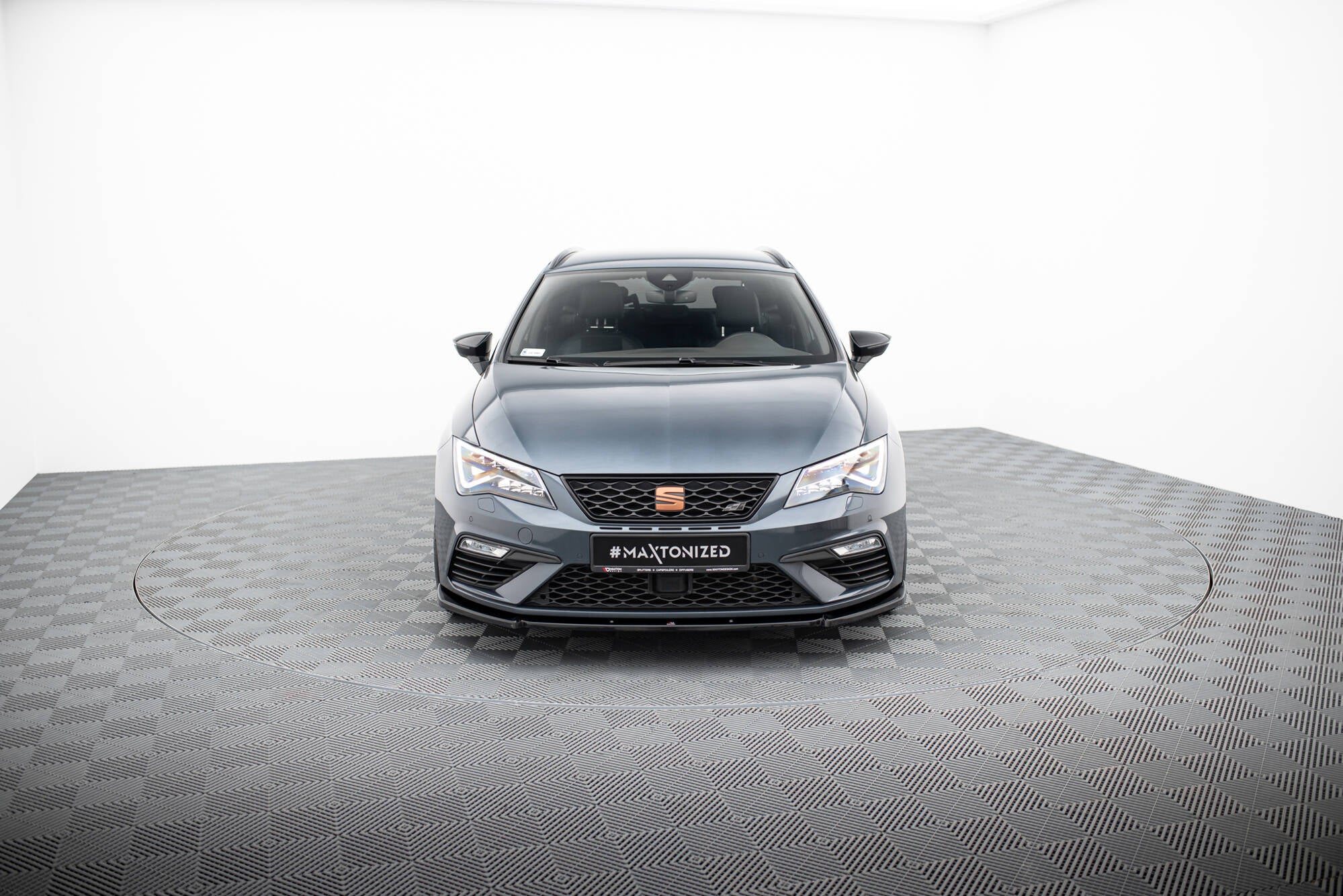 Etuosa jakautuu v.6 istuin Leon Cupra / Fr Mk3 Fl
