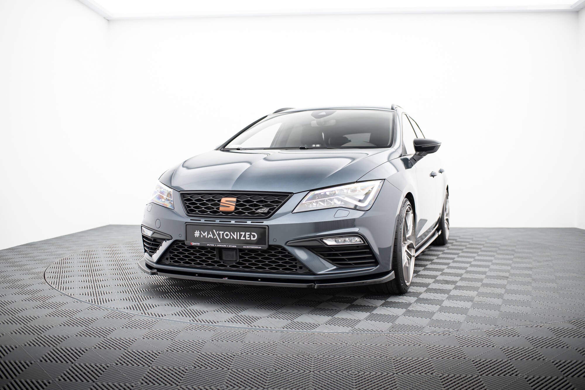 Etuosa jakautuu v.6 istuin Leon Cupra / Fr Mk3 Fl