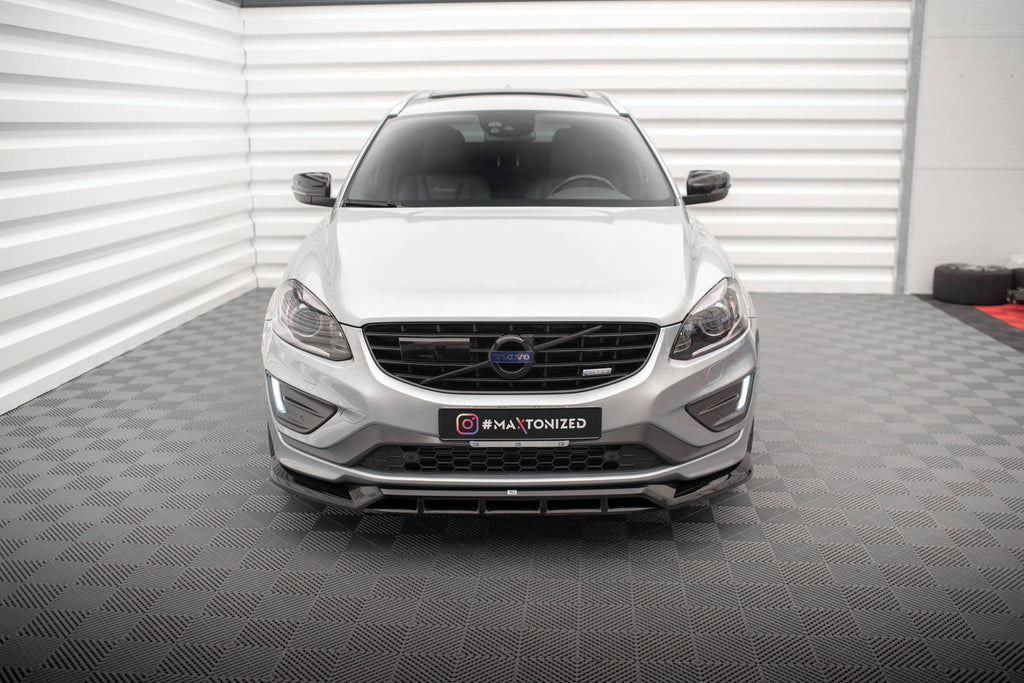 Etuosa jakautuu Volvo XC60 R-Design MK1-kasvojenkorotukseen