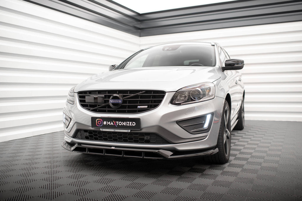 Etuosa jakautuu Volvo XC60 R-Design MK1-kasvojenkorotukseen