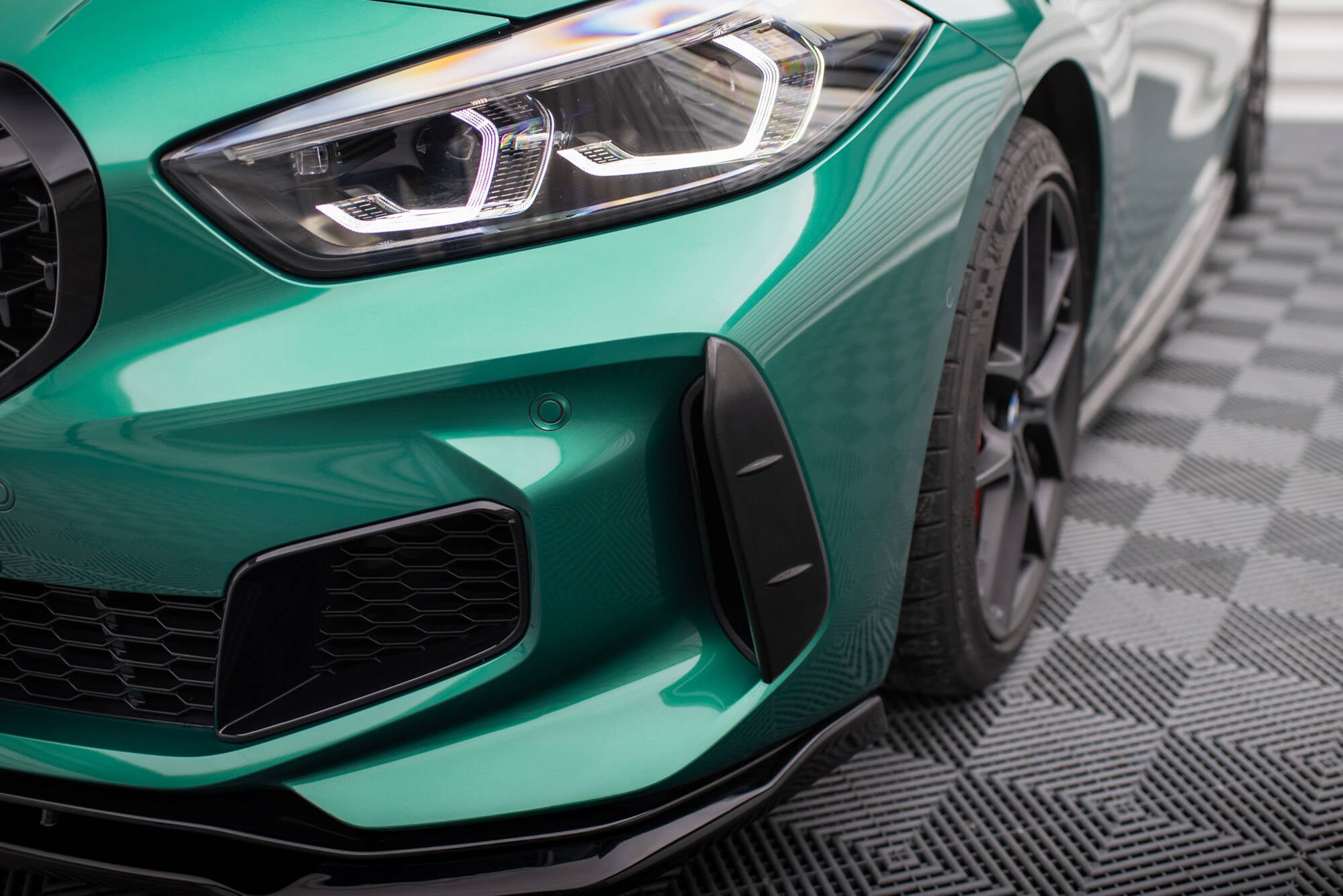 Etupuskurin ilman saanti kattaa BMW 1 F40 M-Pack / M135i