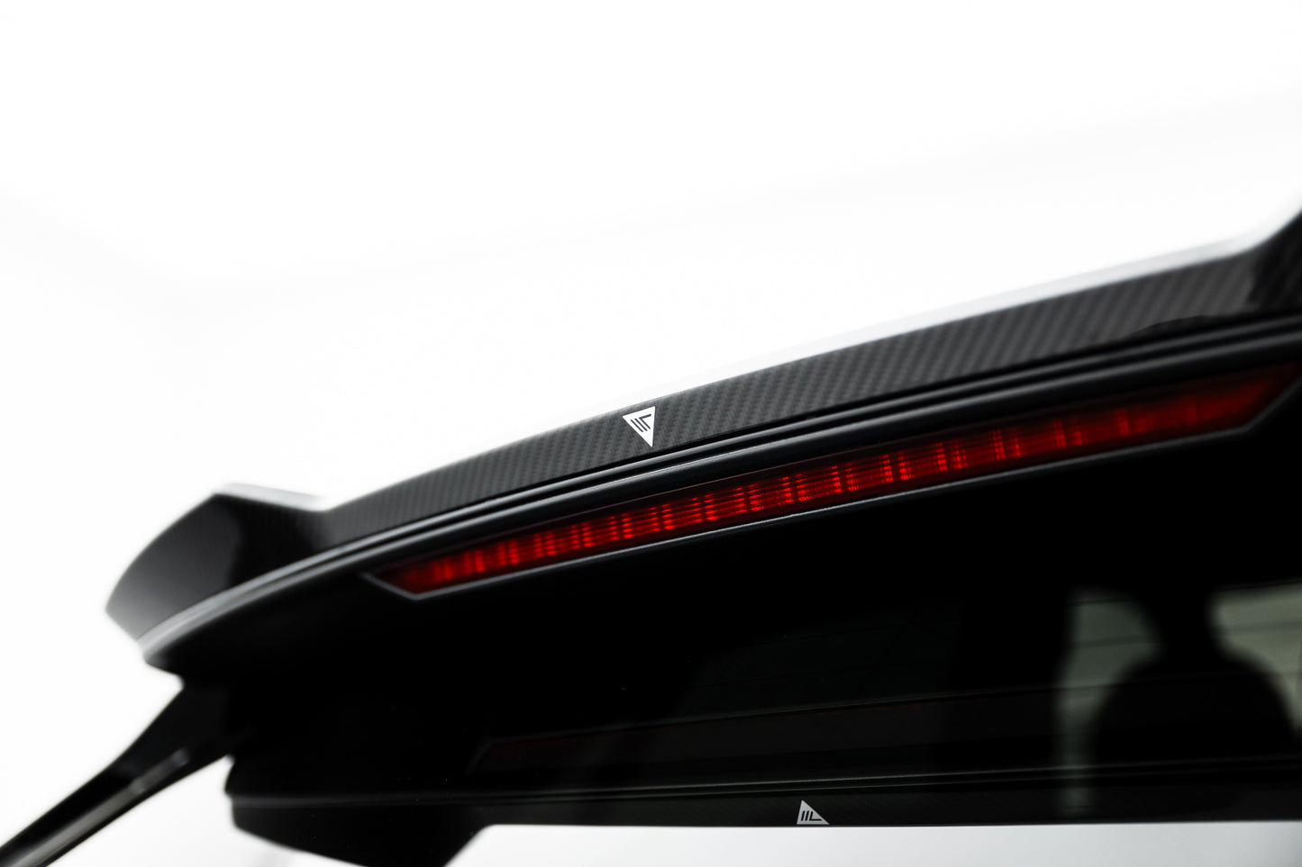 Prepreg carbon fiber tailgate spoiler (upper) audi sq8 / q8 s-line mk1 facelift
