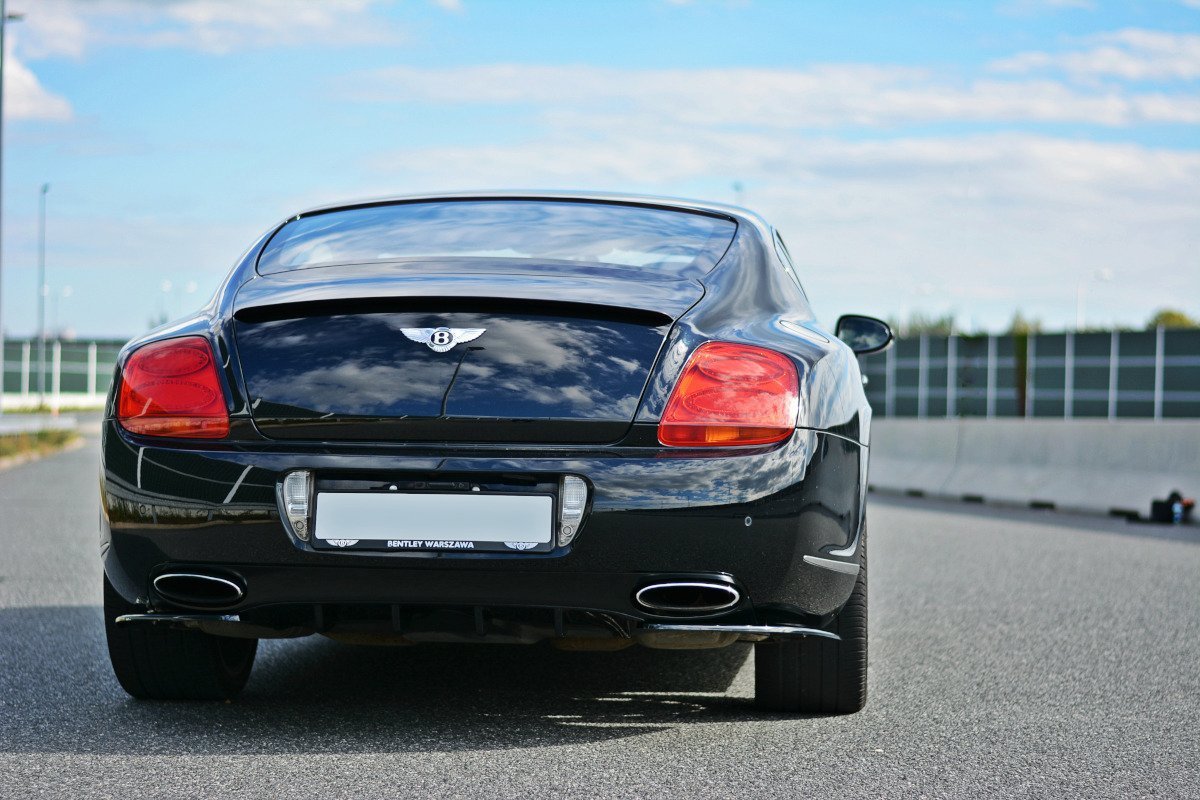 Takaosan jakajat Bentley Continental GT