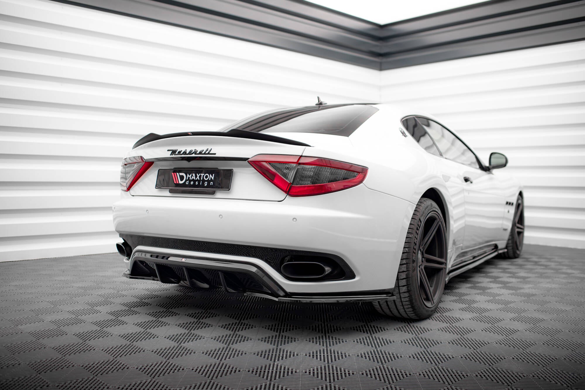 Takapuolen jakajat v.2 Maserati Granturismo MK1