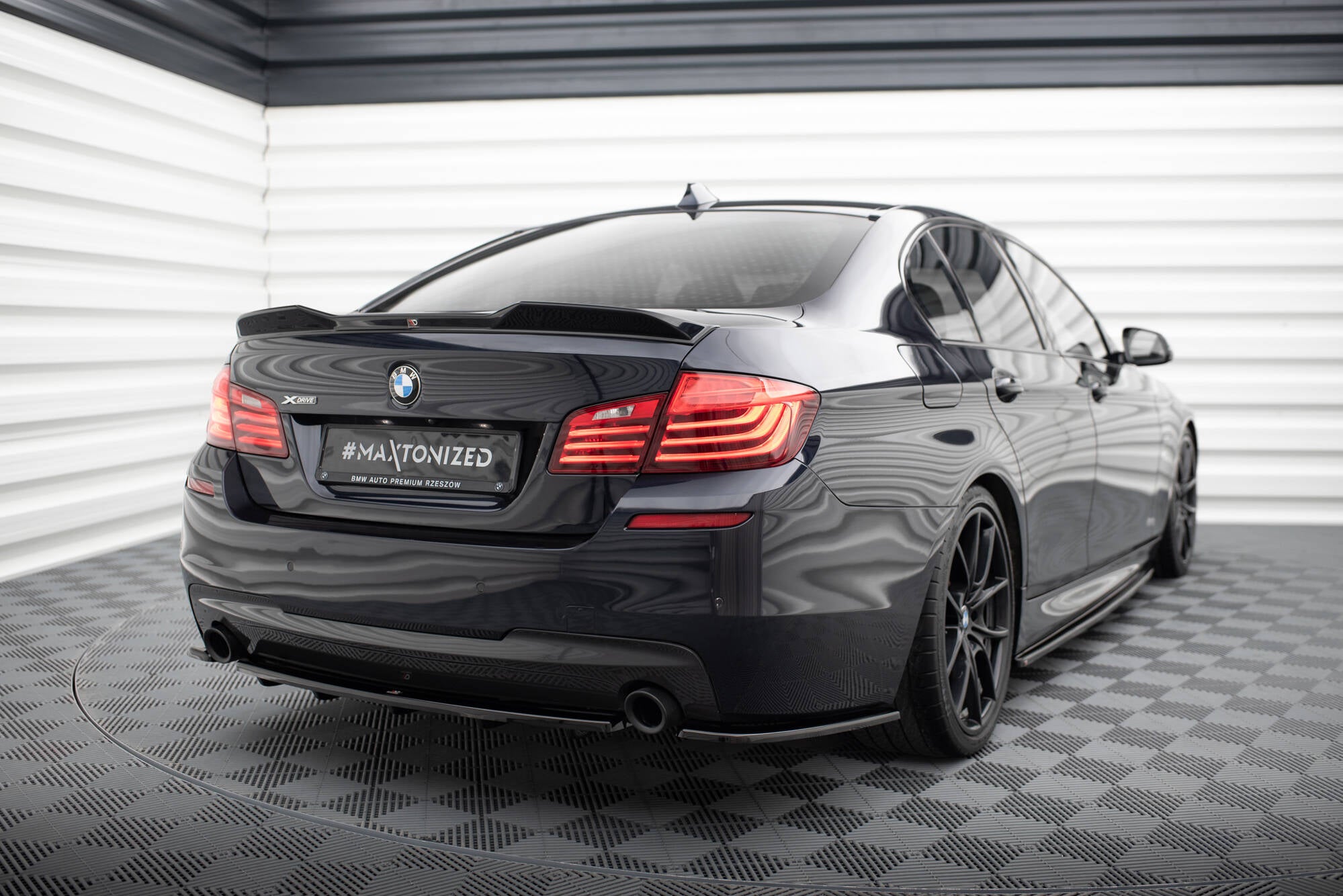 Rear side splitters for bmw 5 f11 m-pack (fits two single exhaust ends)